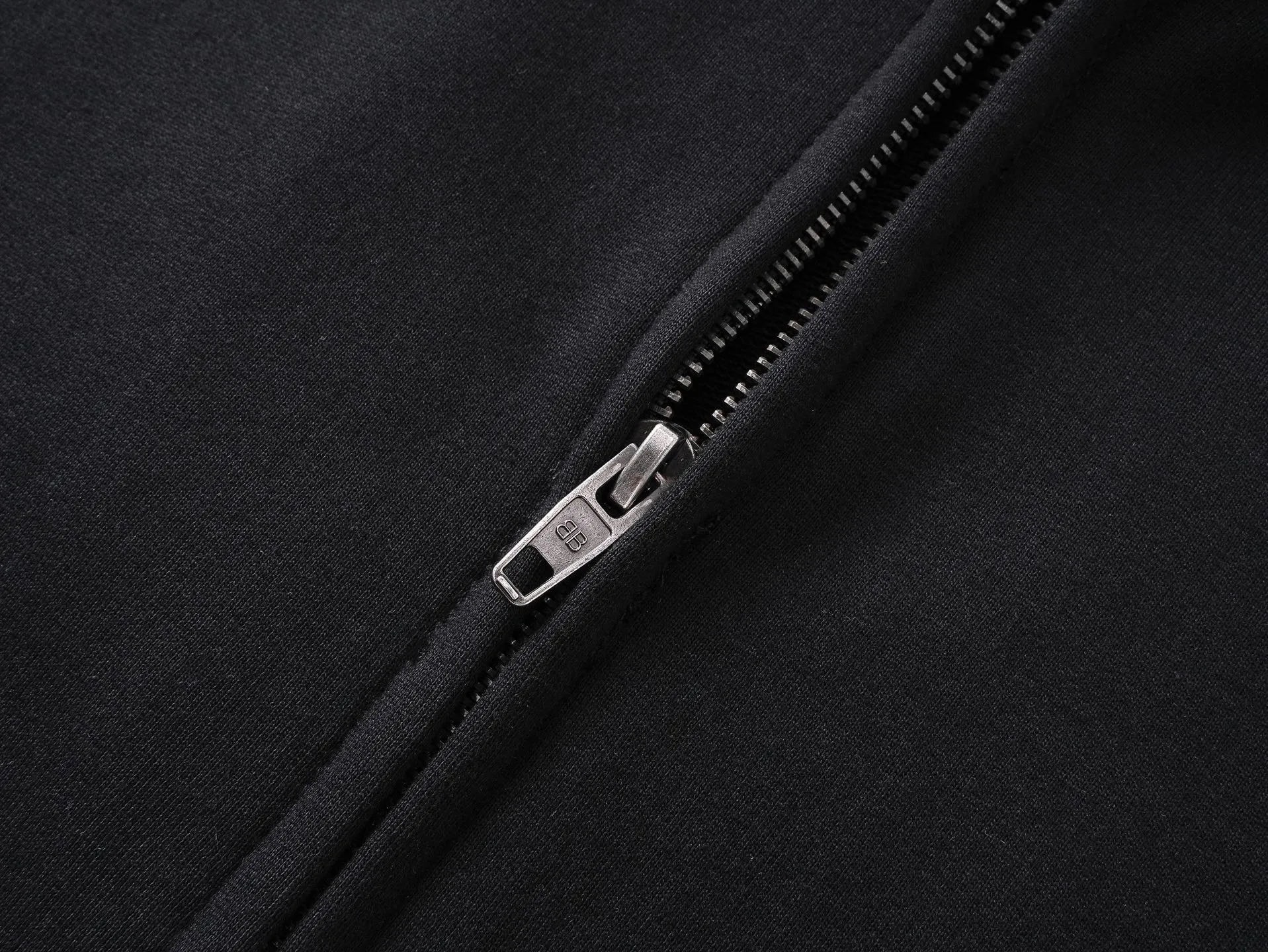 🅿️400 BALENCI*GA Paris' latest masking tape style hooded long-sleeved zipper sweatshirt. The back pattern is printed with imported environmentally friendly materials, and the tape is glued. Customized matching hardware. The letters are clear. The effect is three-dimensional. Exclusively pattern-woven and dyed 460g fabric. Threads are dyed in the same vat with zero color difference. Brick cabinet synchronization. Welcome to compare. Same style for men and women -Color: black beige -SIZE: Xs S M L Style No. 8970#
