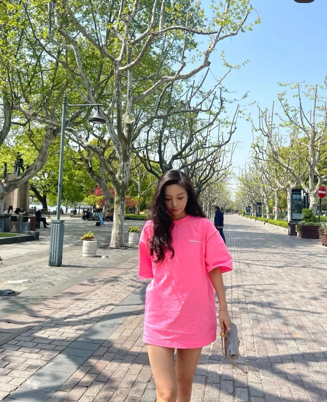 ♻️💯Refer to the model picture for the upper body❤️The top tested version of Balenciaga Classic Loose Unisex Pure Cotton Short Sleeves. Customized fabrics and printed accessories are reproduced one to one. It is made of 280g cotton fabric with 32 count fine double cotton yarn plain weave, and the fabric surface is treated with dust-free woolen craftsmanship. The shoulder and chain seams are made of 0.8cm bundled strips inside, and the double chain stitching on the machine side is made of pure cotton. Here is an explanation of why I am dozens of yuan more expensive than others: 1. Each model is produced by the company. The detailed workmanship and fabrics are consistent with the genuine ones. There is no color difference between the ones at the counters. Guaranteed no color difference. Replicas are not scary. Whoever is fake is embarrassed. It’s not shameful to make a replica, it’s shameful if you can’t buy the correct version if you make a replica. All of my series can be found in all major places and will be absolutely stunning!  2. The fabric is made of 280g Paris-specific double yarn. No one can make better fabrics than mine. There is really no way to compare with the ordinary version on the market. Respect it. It is authentic and costs thousands of dollars. Don’t go for the quality of street stalls. 3. The workmanship has been restored in all aspects. The packaging has been restored in all aspects. 4. I guarantee here that this is the highest quality you can find. Size: XS-L Color; Blue Pink Fluorescent Yellow P: 260