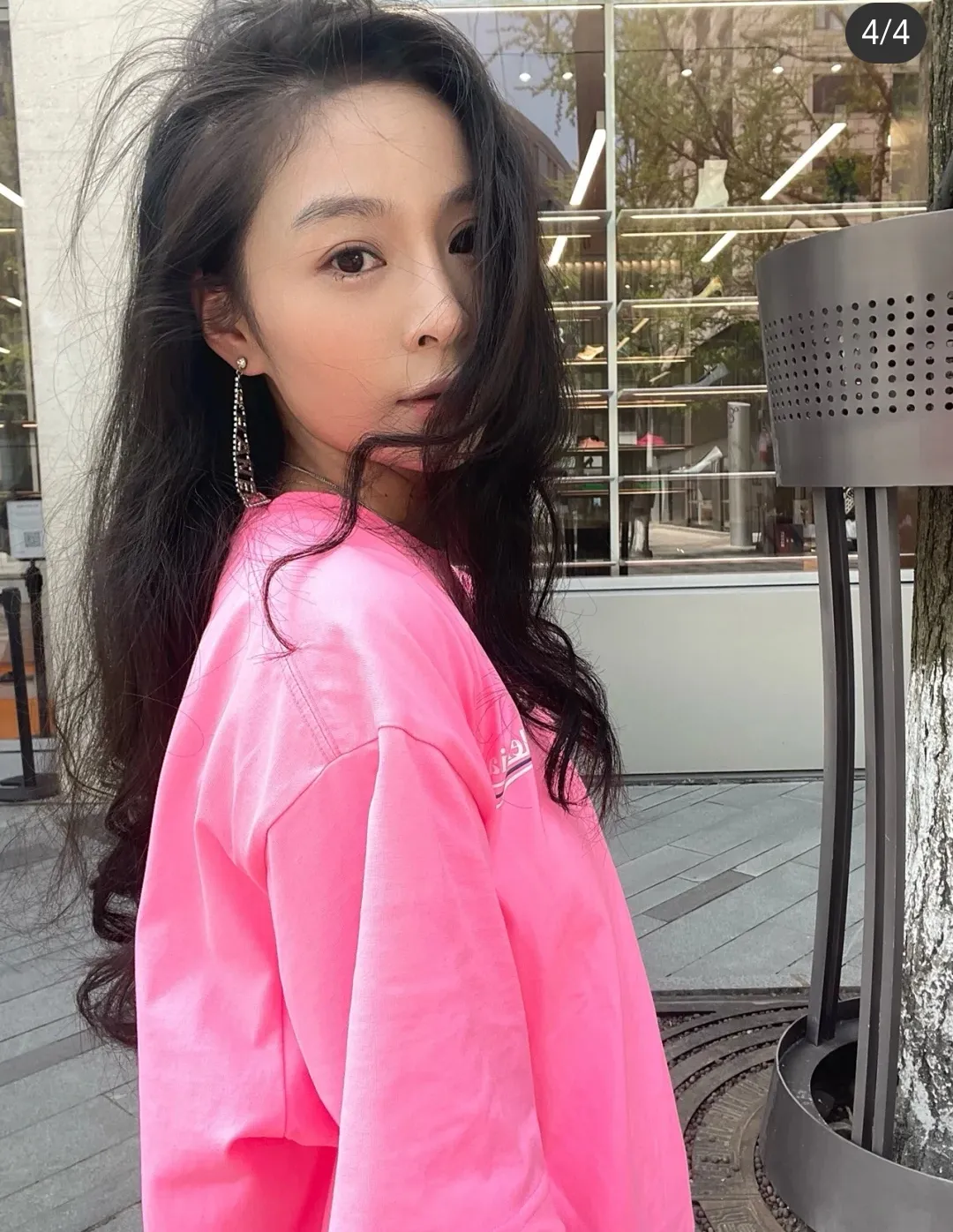 ♻️💯Refer to the model picture for the upper body❤️The top tested version of Balenciaga Classic Loose Unisex Pure Cotton Short Sleeves. Customized fabrics and printed accessories are reproduced one to one. It is made of 280g cotton fabric with 32 count fine double cotton yarn plain weave, and the fabric surface is treated with dust-free woolen craftsmanship. The shoulder and chain seams are made of 0.8cm bundled strips inside, and the double chain stitching on the machine side is made of pure cotton. Here is an explanation of why I am dozens of yuan more expensive than others: 1. Each model is produced by the company. The detailed workmanship and fabrics are consistent with the genuine ones. There is no color difference between the ones at the counters. Guaranteed no color difference. Replicas are not scary. Whoever is fake is embarrassed. It’s not shameful to make a replica, it’s shameful if you can’t buy the correct version if you make a replica. All of my series can be found in all major places and will be absolutely stunning!  2. The fabric is made of 280g Paris-specific double yarn. No one can make better fabrics than mine. There is really no way to compare with the ordinary version on the market. Respect it. It is authentic and costs thousands of dollars. Don’t go for the quality of street stalls. 3. The workmanship has been restored in all aspects. The packaging has been restored in all aspects. 4. I guarantee here that this is the highest quality you can find. Size: XS-L Color; Blue Pink Fluorescent Yellow P: 260