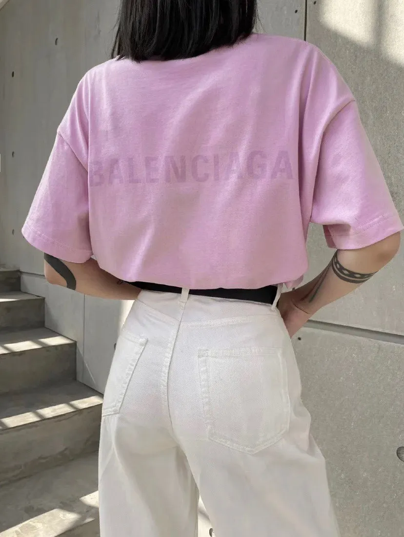 ♻️💯Upper body reference model picture❤️The top-notch proven version of BALENCIAGA with large LOGO on the back and basic letters, pure cotton loose, same style for male and female couples, trendy brand high-end short-sleeved T-shirt, the god of simplicity in Paris, a volume sought after by many stars. Lisa’s favorite basic short-sleeved Paris style, which has a very high appearance rate. Wear alone, paired with jeans, shorts, and sweatpants, it's a versatile style. Xiaohongshu, a hot item on INS, a must-have for Paris fans.  The printing uses white glue as a base, coupled with Kornit direct injection, which ensures the anchorage of the printing and machine washing without any pressure. However, everyone should pay attention to something. The printing of this model is not thick glue, and the printing surface is not shiny. Please pay attention to the importance of version. Don't make a pattern based on the pictures. If you don't have the original version, you won't be able to make it look one to one like the original version. At most, you can just make a look. It's just a piece of clothing without a soul. The fabric is made of 24S 260g double yarn pure cotton fabric. The threads and fabric are custom woven and dyed in the same style, without color difference.  A complete set of customized tags, collar tags, washed, plastic bags, and most importantly, a complete set of bags, tag codes, and codes are all authentic.  Color: White, Black, Royal Blue, Apricot, Floral Gray, Pink Size: XS-L P:250