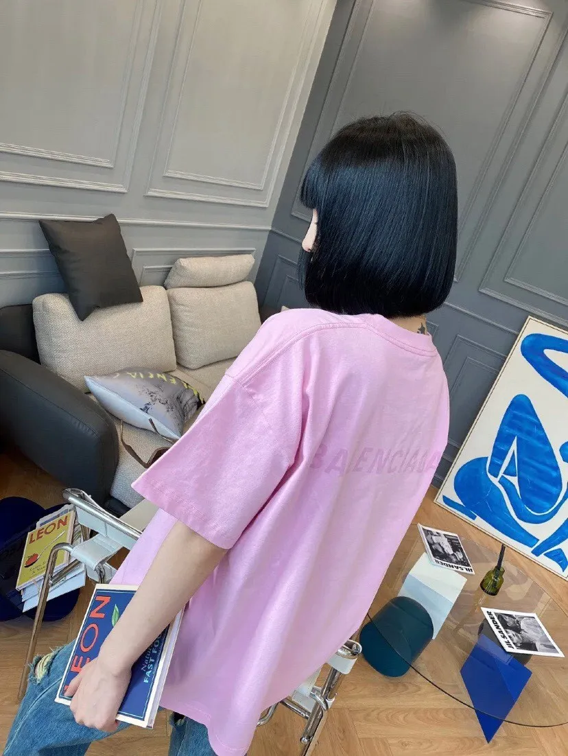 ♻️💯Upper body reference model picture❤️The top-notch proven version of BALENCIAGA with large LOGO on the back and basic letters, pure cotton loose, same style for male and female couples, trendy brand high-end short-sleeved T-shirt, the god of simplicity in Paris, a volume sought after by many stars. Lisa’s favorite basic short-sleeved Paris style, which has a very high appearance rate. Wear alone, paired with jeans, shorts, and sweatpants, it's a versatile style. Xiaohongshu, a hot item on INS, a must-have for Paris fans.  The printing uses white glue as a base, coupled with Kornit direct injection, which ensures the anchorage of the printing and machine washing without any pressure. However, everyone should pay attention to something. The printing of this model is not thick glue, and the printing surface is not shiny. Please pay attention to the importance of version. Don't make a pattern based on the pictures. If you don't have the original version, you won't be able to make it look one to one like the original version. At most, you can just make a look. It's just a piece of clothing without a soul. The fabric is made of 24S 260g double yarn pure cotton fabric. The threads and fabric are custom woven and dyed in the same style, without color difference.  A complete set of customized tags, collar tags, washed, plastic bags, and most importantly, a complete set of bags, tag codes, and codes are all authentic.  Color: White, Black, Royal Blue, Apricot, Floral Gray, Pink Size: XS-L P:250