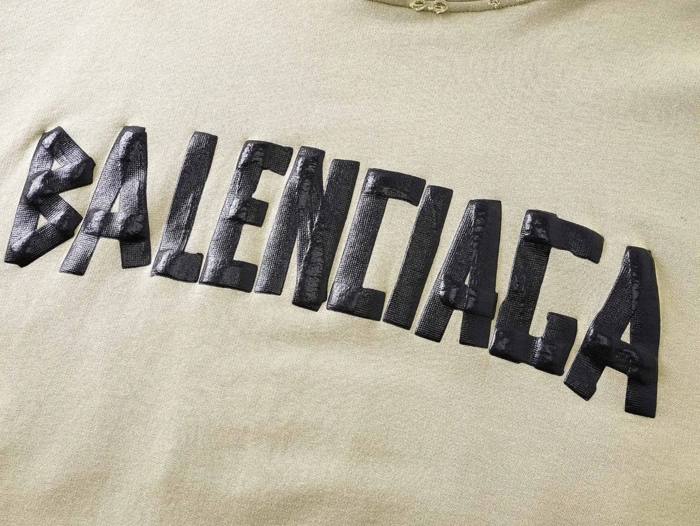 🅿️420 - BALENCI*GA 24ss Paris hot-selling tape hooded sweatshirt. The front and back panels are printed with tape direct printing. Many hand-made grinding. The ready-made clothes are washed and worn. The cloth surface is clean. The cloth pattern is clear, super heavy work. Soft and comfortable. Exclusively pattern-woven and dyed 450g fabric. Threads are dyed in the same vat with zero color difference. Different from the market currency. The version adopts os loose shoulder version. Welcome to compare, same style for men and women. -Color: Iron gray blue, Paris blue, washed black, burgundy, fluorescent yellow, green, khaki -SIZE: XS S M L style number 8912#