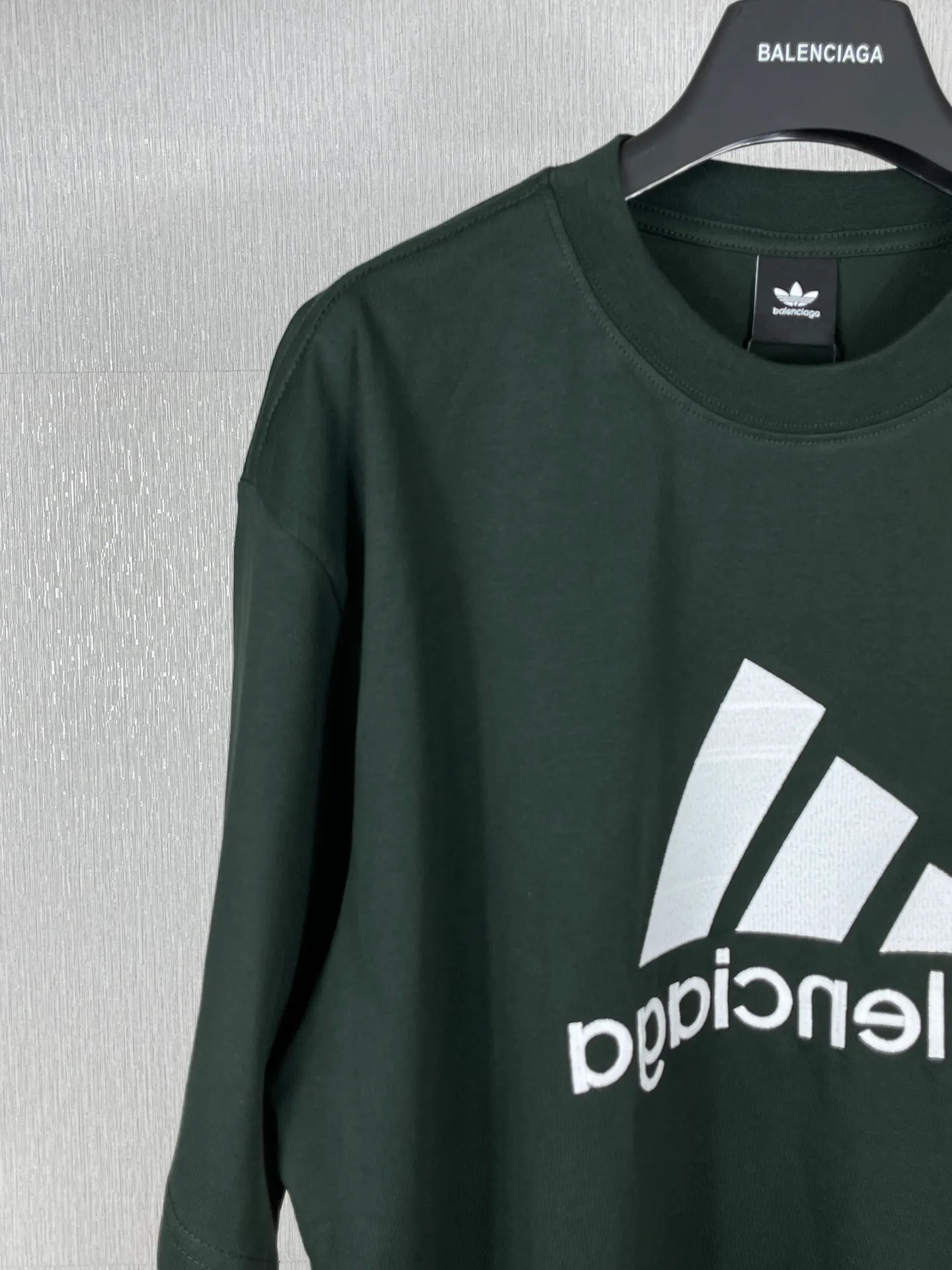 🅿️186 Real photos [Top version. Official website quality] BALENCI*GA/Paris co-branded Adidas classic LOGO combination on the front, double-sided front and back wear embroidered short-sleeved T-shirt# The fabric is made of Paris ZP custom-woven and dyed cotton double yarn. Weighing 260 grams, the cloth surface is clean. The cloth pattern is clear, soft and comfortable. The color fastness is good. It is not easy to change color. The threads are dyed with no color difference. The classic letter LOGO embroidery is embroidered using imported Tajima embroidery machine. The lines are clear and the effect is three-dimensional. Restored brick cabinets. The version adopts OS loose shoulder version. Same style for men and women. Code: BL223108 Color: white, sapphire blue, dark green Size: XS to L