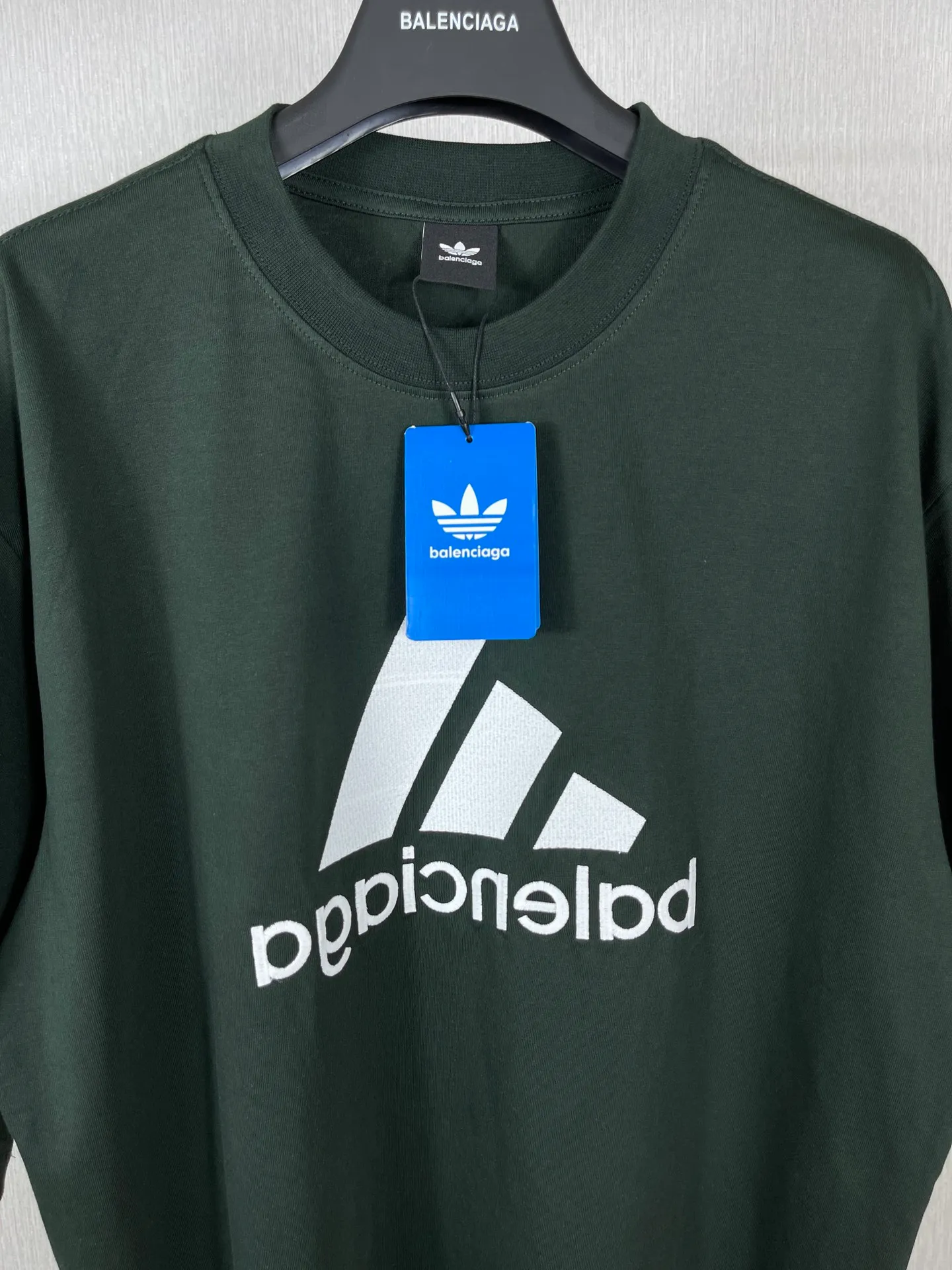 🅿️186 Real photos [Top version. Official website quality] BALENCI*GA/Paris co-branded Adidas classic LOGO combination on the front, double-sided front and back wear embroidered short-sleeved T-shirt# The fabric is made of Paris ZP custom-woven and dyed cotton double yarn. Weighing 260 grams, the cloth surface is clean. The cloth pattern is clear, soft and comfortable. The color fastness is good. It is not easy to change color. The threads are dyed with no color difference. The classic letter LOGO embroidery is embroidered using imported Tajima embroidery machine. The lines are clear and the effect is three-dimensional. Restored brick cabinets. The version adopts OS loose shoulder version. Same style for men and women. Code: BL223108 Color: white, sapphire blue, dark green Size: XS to L