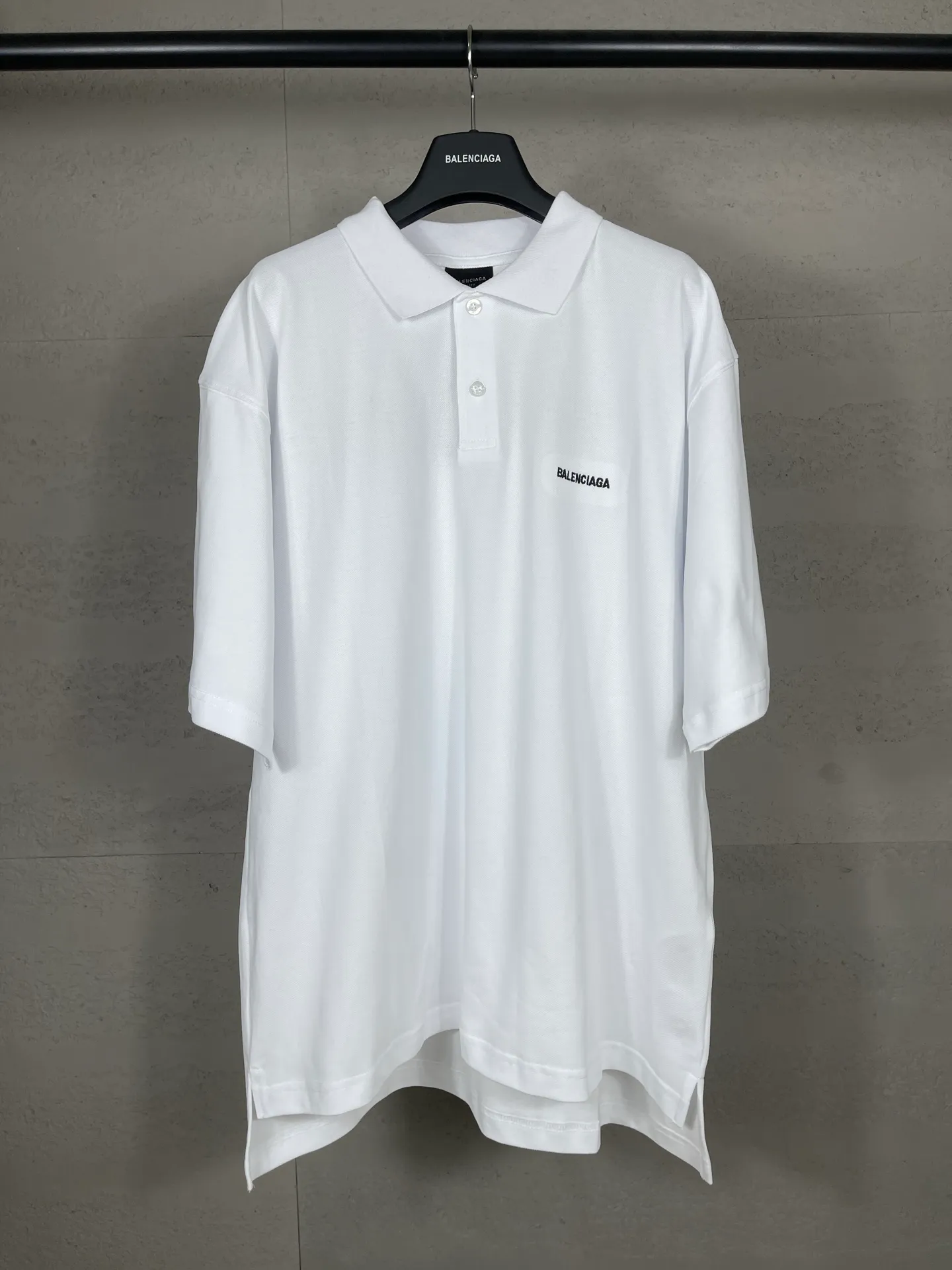 🅿️220 real photos [Top version. Official website quality] BALENCI*GA/Paris #2025 new Paris classic letter LOGO embroidered front and back POLO shirt, front and back slit design, full of design, welcome to compare. The fabric is made of Paris ZP custom-woven and dyed cotton pique, with a weight of 260 grams. The cloth surface is clean. The cloth pattern is clear, soft and comfortable. The threads are woven and dyed with no color difference. The embroidered LOGO is embroidered using imported Tajima embroidery machine. The effect is three-dimensional. Restore the brick cabinet, adopt OS loose shoulder style. Same style for men and women. Coding: BL252216 Color: black, white Size: XS S M L