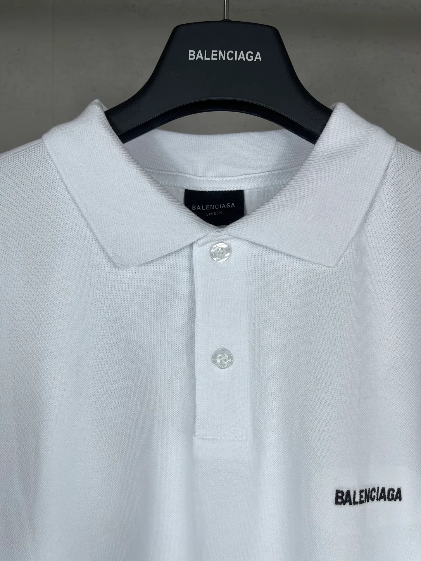 🅿️220 real photos [Top version. Official website quality] BALENCI*GA/Paris #2025 new Paris classic letter LOGO embroidered front and back POLO shirt, front and back slit design, full of design, welcome to compare. The fabric is made of Paris ZP custom-woven and dyed cotton pique, with a weight of 260 grams. The cloth surface is clean. The cloth pattern is clear, soft and comfortable. The threads are woven and dyed with no color difference. The embroidered LOGO is embroidered using imported Tajima embroidery machine. The effect is three-dimensional. Restore the brick cabinet, adopt OS loose shoulder style. Same style for men and women. Coding: BL252216 Color: black, white Size: XS S M L