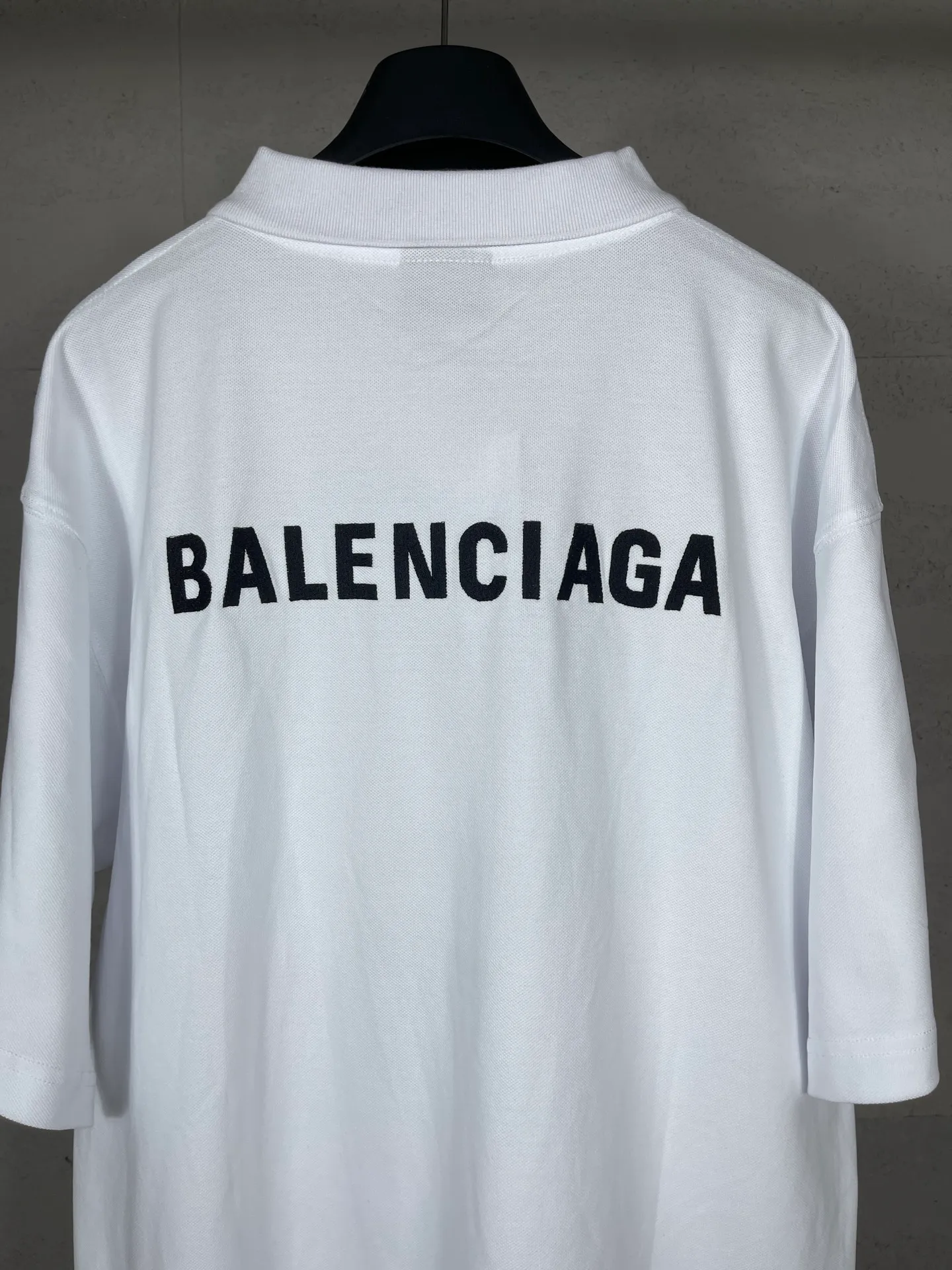 🅿️220 real photos [Top version. Official website quality] BALENCI*GA/Paris #2025 new Paris classic letter LOGO embroidered front and back POLO shirt, front and back slit design, full of design, welcome to compare. The fabric is made of Paris ZP custom-woven and dyed cotton pique, with a weight of 260 grams. The cloth surface is clean. The cloth pattern is clear, soft and comfortable. The threads are woven and dyed with no color difference. The embroidered LOGO is embroidered using imported Tajima embroidery machine. The effect is three-dimensional. Restore the brick cabinet, adopt OS loose shoulder style. Same style for men and women. Coding: BL252216 Color: black, white Size: XS S M L