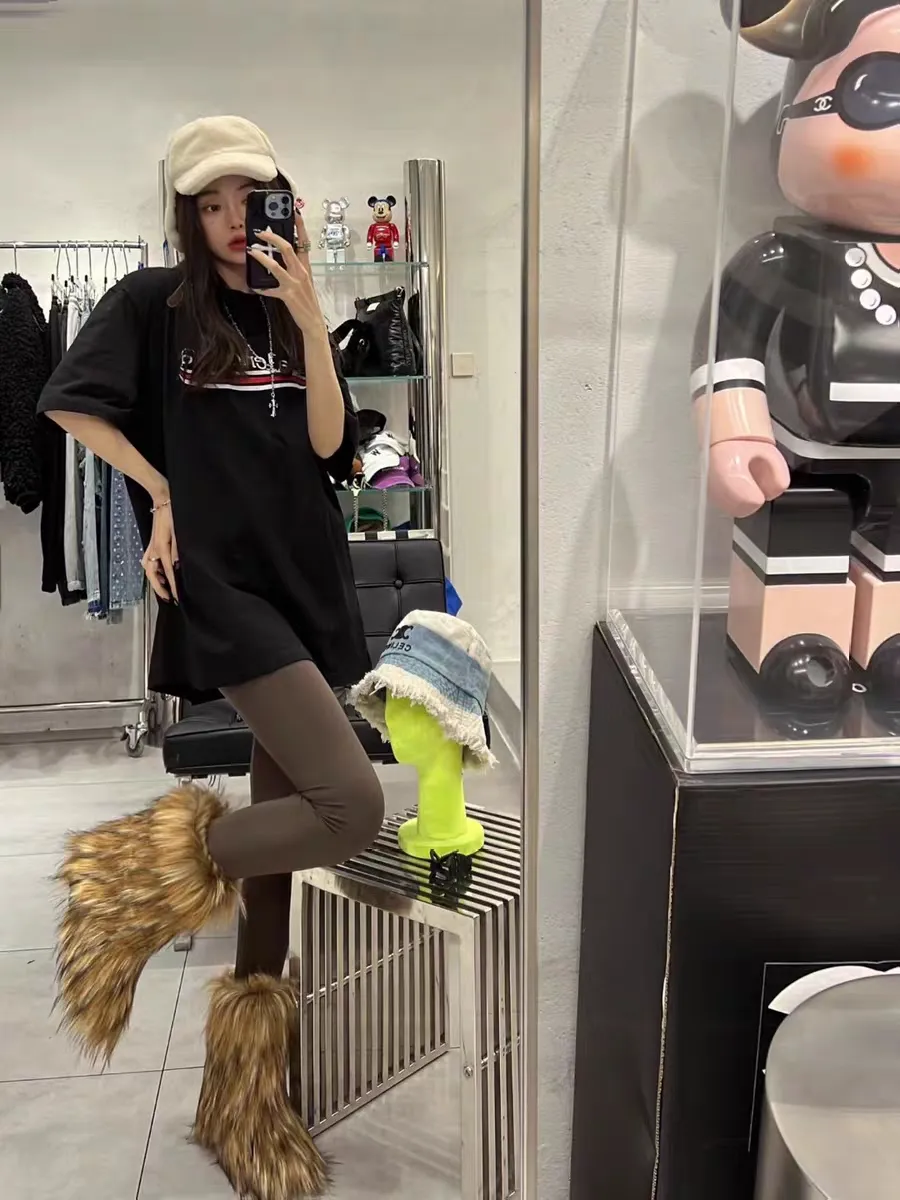 🎀Hot model pictures🎀[Launched] Top tested version BALENCIAGA 23SS male and female couple star same style pure cotton loose Cola Mailang graffiti hole short-sleeved T-shirt, customized 1:1 colorless fixed dyeing fabric, matched thread, double enzyme garment wash, guaranteed to be durable and washable, not easy to deform, imported machine water-based ink printing, delicate printing, like graffiti. Purely hand-washed, polished and aged! Comparable to yb, the quality is very different from the market version. If you know the goods, please compare. The fabric is made of 280g double-ply double-yarn plain cotton loose fabric. It feels smooth, loose, breathable and full of drape.  Color: Black Size: XS-L P:270