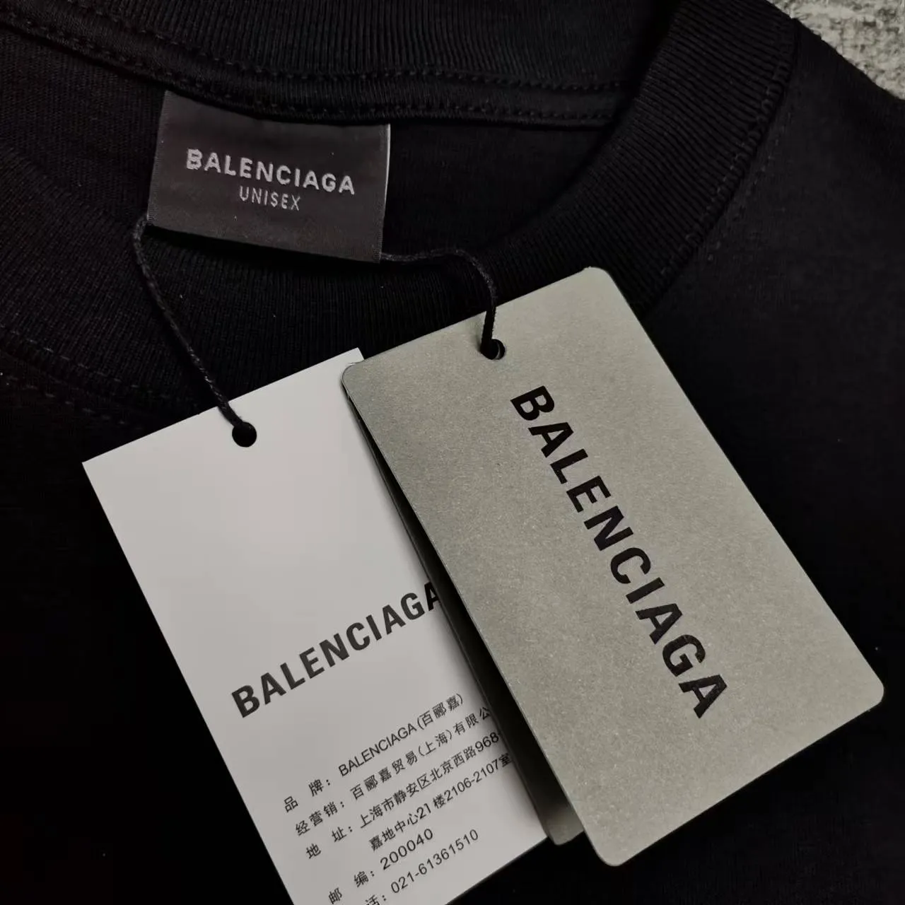 The top version of Balenciaga's short sleeves with diamond letters, 2024SS new main wheat upper body, printing using imported elliptical machine glue printing, different from the market heat transfer process, threaded neckline, sleeves and hem using fraying and cutting effect, front panel computer scanning precise alignment printing color and luster is completely restored, the fabric is made of 32s240g, three standards for large quantities + code number sticker + dustproof paper with logo Size: Xs-L Color: black P:310