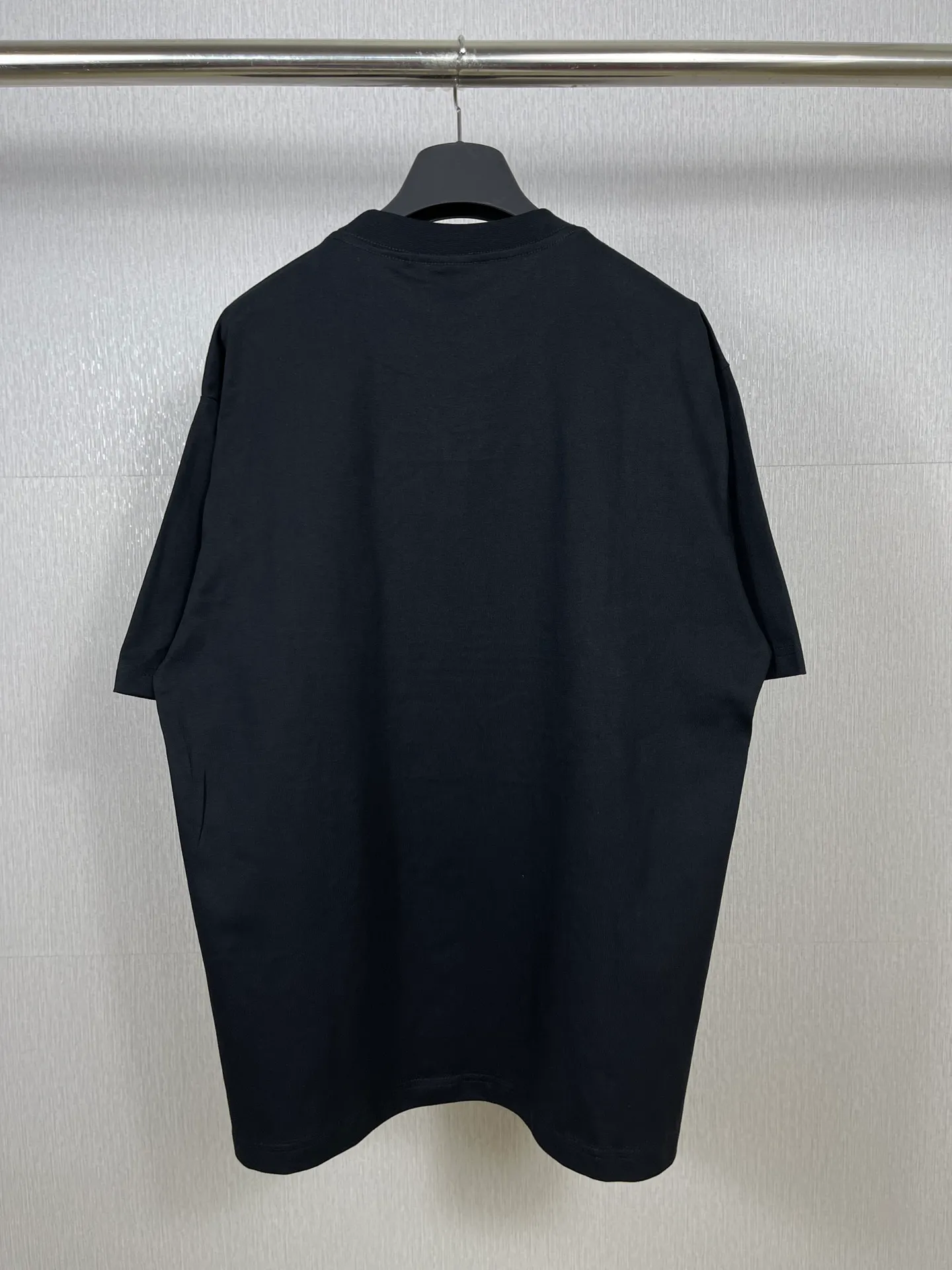 🅿️174 Real photos [Top version. Official website quality] BALENCI*GA/Paris joint Adidas front embroidered LOGO short-sleeved T-shirt# The fabric is made of Paris ZP custom-woven and dyed cotton double yarn. Weighing 260 grams, the cloth surface is clean. The cloth pattern is clear, soft and comfortable. The color fastness is good. It is not easy to change color. The threads are dyed with no color difference. The LOGO pattern letters are embroidered using imported embroidery machines, and the letters are three-dimensional and full. It is produced in Jubie market based on pictures, and comparisons are welcome. Restored brick cabinets. The version adopts OS loose shoulder design. Same style for men and women. Code: BL223059 Color: dark green, black, white Size: XS to L