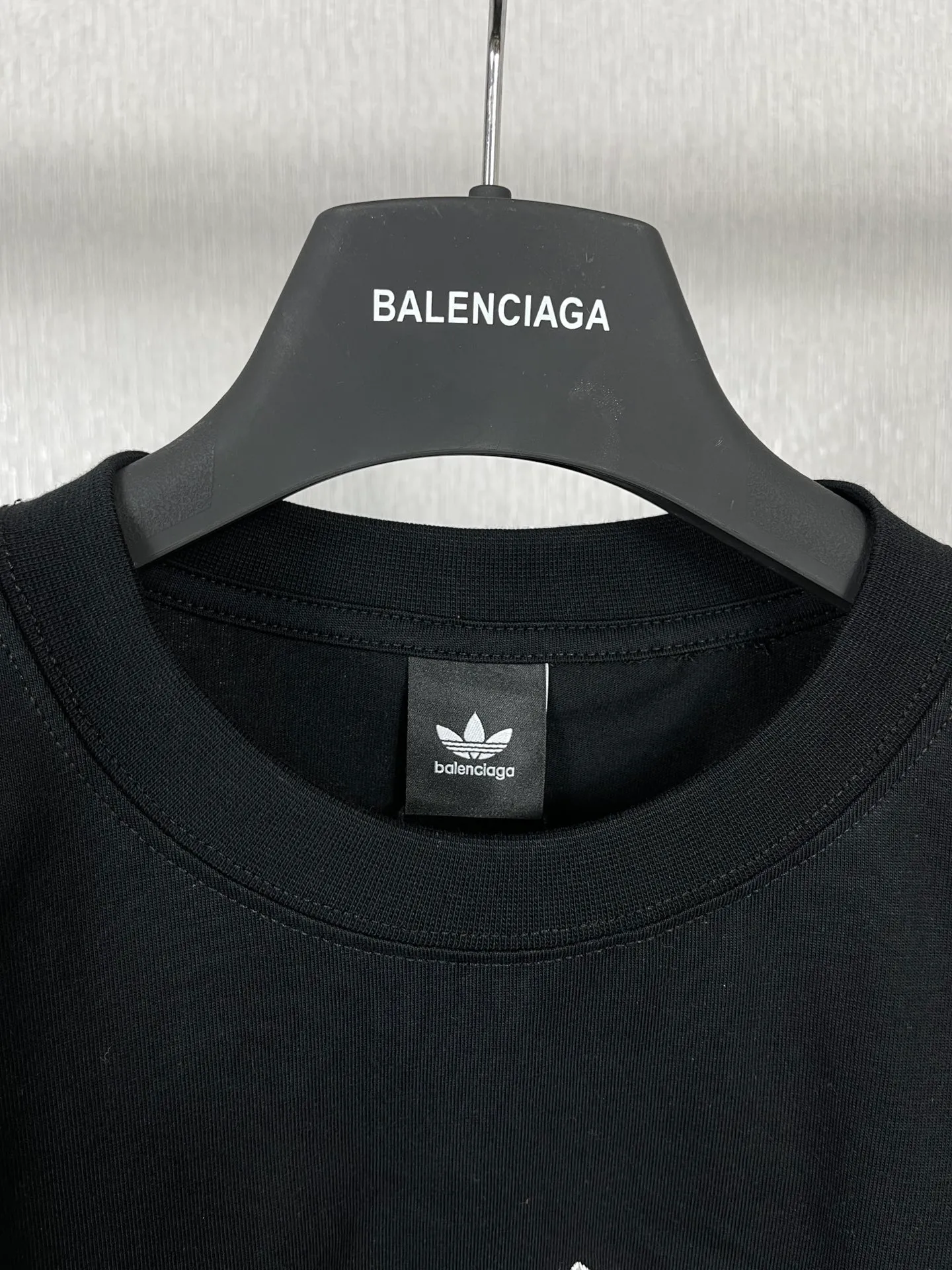 🅿️174 Real photos [Top version. Official website quality] BALENCI*GA/Paris joint Adidas front embroidered LOGO short-sleeved T-shirt# The fabric is made of Paris ZP custom-woven and dyed cotton double yarn. Weighing 260 grams, the cloth surface is clean. The cloth pattern is clear, soft and comfortable. The color fastness is good. It is not easy to change color. The threads are dyed with no color difference. The LOGO pattern letters are embroidered using imported embroidery machines, and the letters are three-dimensional and full. It is produced in Jubie market based on pictures, and comparisons are welcome. Restored brick cabinets. The version adopts OS loose shoulder design. Same style for men and women. Code: BL223059 Color: dark green, black, white Size: XS to L