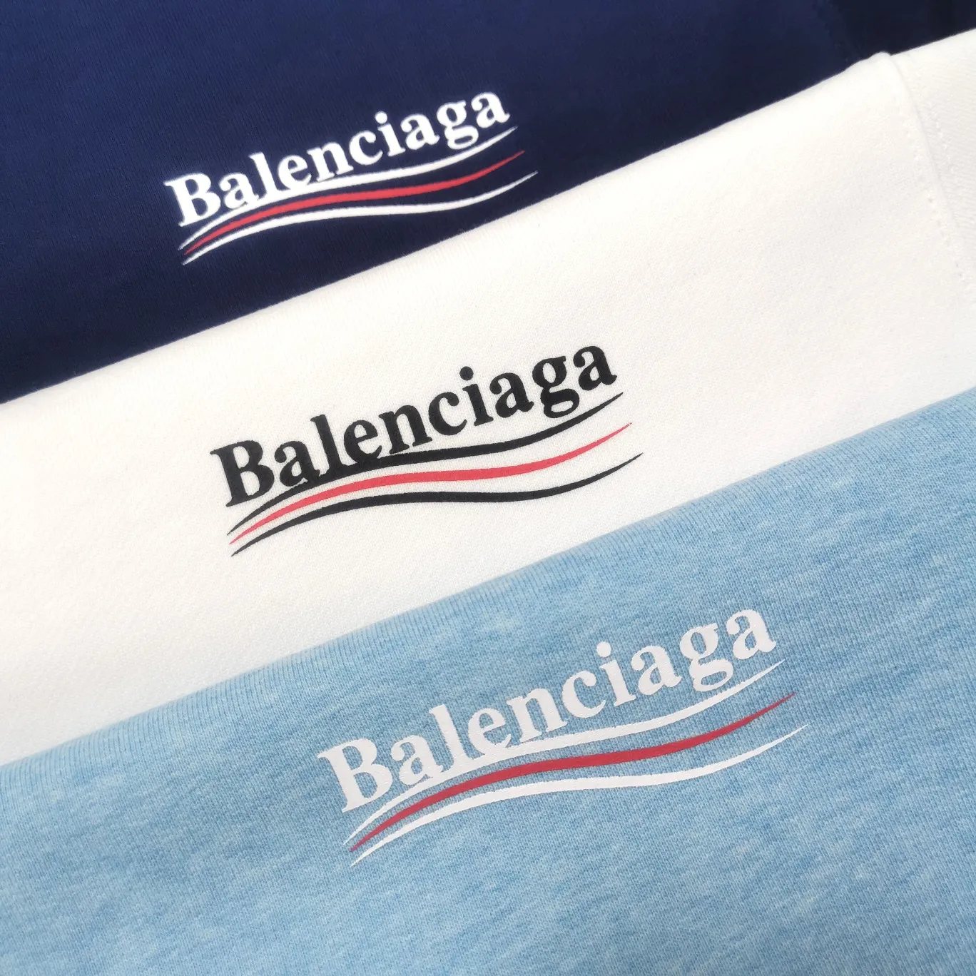 Additional details——Spring and autumn top-notch proven version of Balenciaga Classic Loose Unisex Pure Cotton Round Neck Sweatshirt for Men and Women. Custom-made fabrics and printed accessories are reproduced one-to-one. The fabric surface is treated with dust-free woolen craftsmanship, and the shoulder and chain seams are made of 0.8cm bundled strips inside. The special machine-edged double chain-wrapped thread-stitched pure cotton is here to explain why mine is dozens of yuan more expensive than others: 1. Each model is produced by the company. The details of the workmanship and fabrics are consistent with the original ones. There is no color difference between the ones at the counters. Guaranteed no color difference. Replicas are not scary. Whoever is fake is embarrassed. It’s not shameful to make a replica, it’s shameful if you can’t buy the correct version if you make a replica. All of my series can be found in all major places and will be absolutely stunning!  2. The fabric is made of 460 Paris special fabric. No one can make it better than mine. There is really no way to compare with the ordinary version on the market. Respect it. It is authentic and costs thousands of dollars. Don’t go for the quality of street stalls. 3. The workmanship is fully restored and the packaging is fully restored. 4. I guarantee here that this is the highest quality you can find. Size: XS-L Color: haze blue, navy blue, white P:350