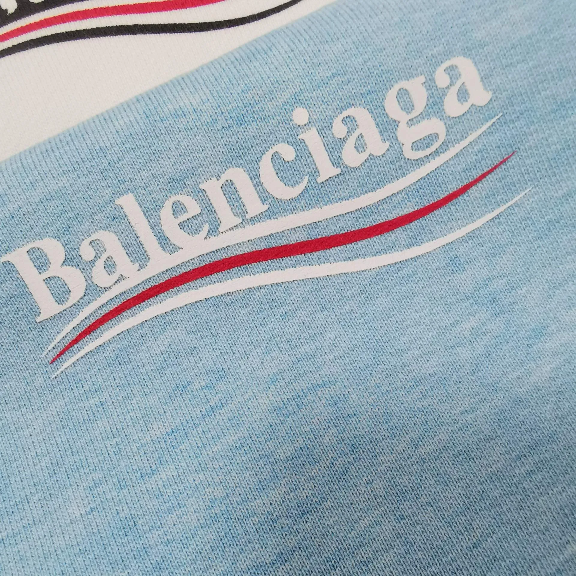 Additional details——Spring and autumn top-notch proven version of Balenciaga Classic Loose Unisex Pure Cotton Round Neck Sweatshirt for Men and Women. Custom-made fabrics and printed accessories are reproduced one-to-one. The fabric surface is treated with dust-free woolen craftsmanship, and the shoulder and chain seams are made of 0.8cm bundled strips inside. The special machine-edged double chain-wrapped thread-stitched pure cotton is here to explain why mine is dozens of yuan more expensive than others: 1. Each model is produced by the company. The details of the workmanship and fabrics are consistent with the original ones. There is no color difference between the ones at the counters. Guaranteed no color difference. Replicas are not scary. Whoever is fake is embarrassed. It’s not shameful to make a replica, it’s shameful if you can’t buy the correct version if you make a replica. All of my series can be found in all major places and will be absolutely stunning!  2. The fabric is made of 460 Paris special fabric. No one can make it better than mine. There is really no way to compare with the ordinary version on the market. Respect it. It is authentic and costs thousands of dollars. Don’t go for the quality of street stalls. 3. The workmanship is fully restored and the packaging is fully restored. 4. I guarantee here that this is the highest quality you can find. Size: XS-L Color: haze blue, navy blue, white P:350