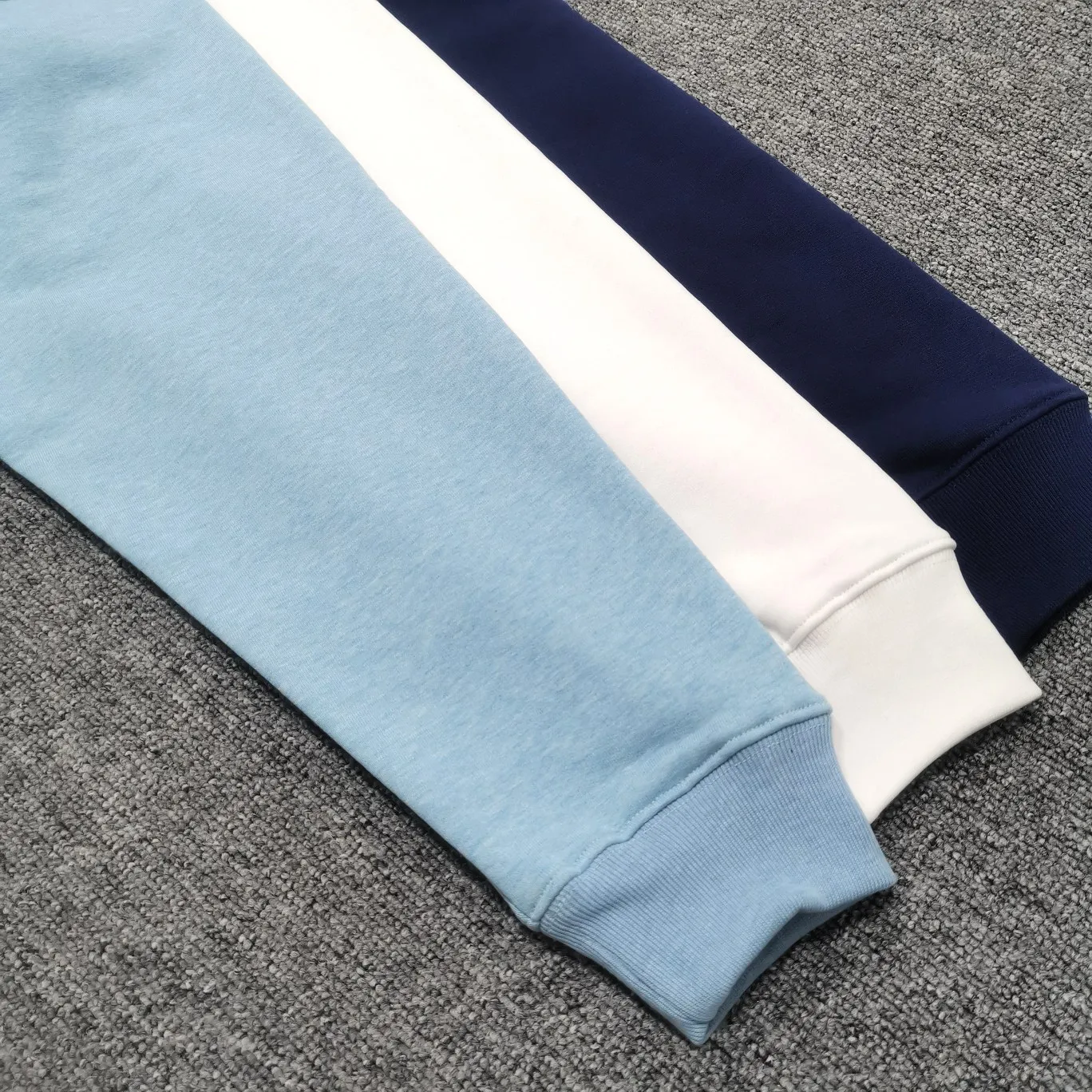 Additional details——Spring and autumn top-notch proven version of Balenciaga Classic Loose Unisex Pure Cotton Round Neck Sweatshirt for Men and Women. Custom-made fabrics and printed accessories are reproduced one-to-one. The fabric surface is treated with dust-free woolen craftsmanship, and the shoulder and chain seams are made of 0.8cm bundled strips inside. The special machine-edged double chain-wrapped thread-stitched pure cotton is here to explain why mine is dozens of yuan more expensive than others: 1. Each model is produced by the company. The details of the workmanship and fabrics are consistent with the original ones. There is no color difference between the ones at the counters. Guaranteed no color difference. Replicas are not scary. Whoever is fake is embarrassed. It’s not shameful to make a replica, it’s shameful if you can’t buy the correct version if you make a replica. All of my series can be found in all major places and will be absolutely stunning!  2. The fabric is made of 460 Paris special fabric. No one can make it better than mine. There is really no way to compare with the ordinary version on the market. Respect it. It is authentic and costs thousands of dollars. Don’t go for the quality of street stalls. 3. The workmanship is fully restored and the packaging is fully restored. 4. I guarantee here that this is the highest quality you can find. Size: XS-L Color: haze blue, navy blue, white P:350
