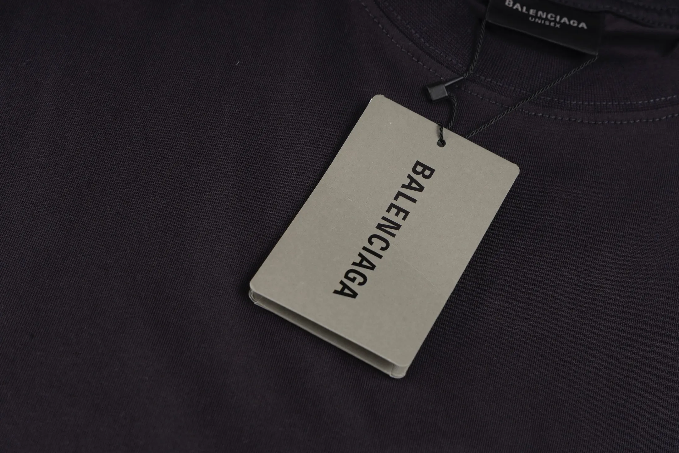 🅿️280 [Exclusive supply] BLCG 25SS circular embroidered short sleeves. The fabric is made of 24S 185g double yarn special textile compact cotton, and the rib is made of 32S 340g double yarn stretch rib. The structure of pure cotton fabric is plain weave. The surface of the fabric is smooth and delicate, and the texture is tight. It has good moisture absorption, breathability and comfort, and can keep you dry and comfortable. Due to its tight spinning process, it also has good wrinkle resistance and durability, making it suitable for long-term wear or use. The front plain stitch embroidery process uses high-density and regular stitch arrangement to create a delicate micro-three-dimensional feeling on the fabric, which has both visual hierarchy and tactile texture. Back panel discharge printing is one of its signature processes. This printing technology physically removes the original color of the fabric to create a unique faded high-contrast effect. Size:XS/S/M/L