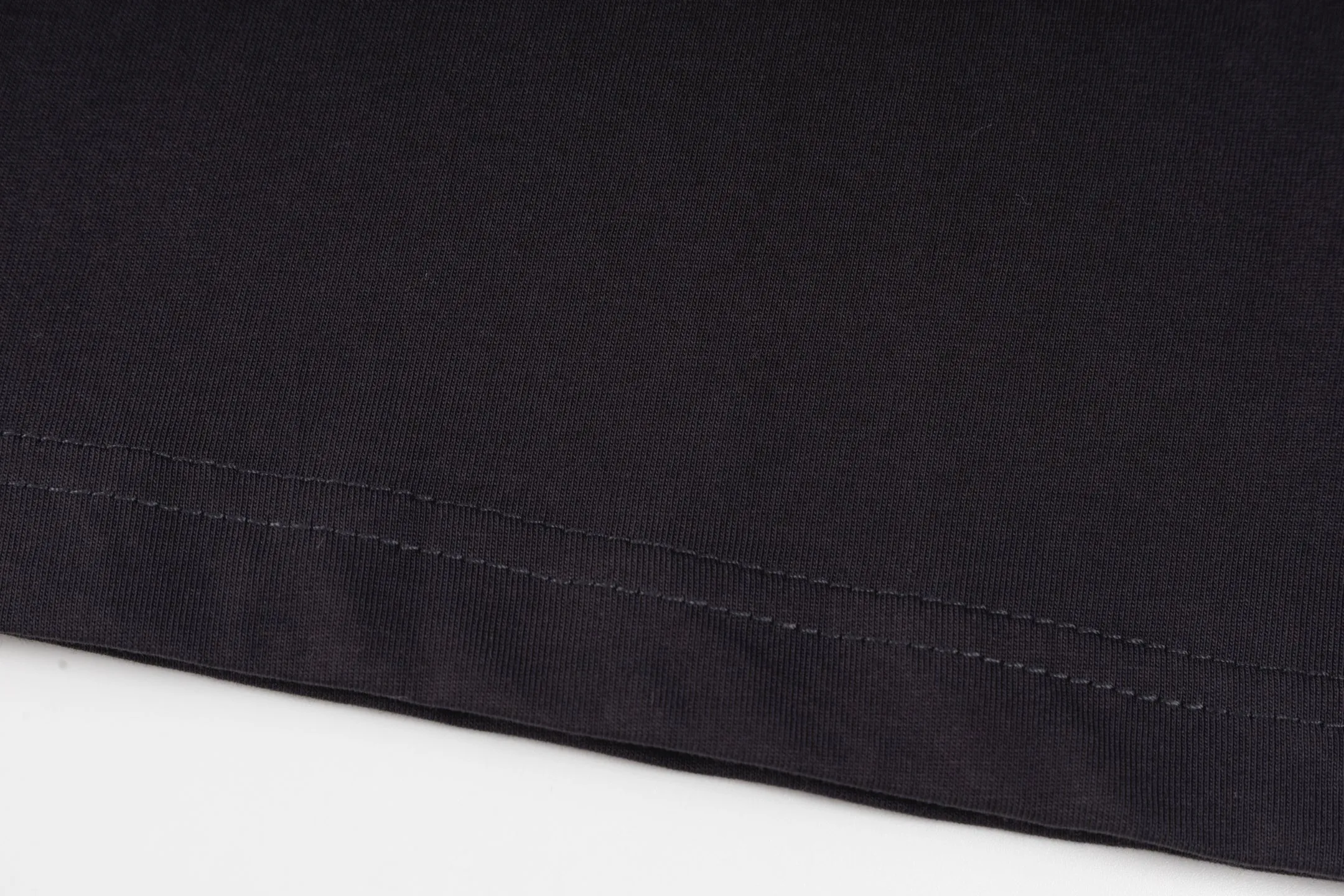 🅿️280 [Exclusive supply] BLCG 25SS circular embroidered short sleeves. The fabric is made of 24S 185g double yarn special textile compact cotton, and the rib is made of 32S 340g double yarn stretch rib. The structure of pure cotton fabric is plain weave. The surface of the fabric is smooth and delicate, and the texture is tight. It has good moisture absorption, breathability and comfort, and can keep you dry and comfortable. Due to its tight spinning process, it also has good wrinkle resistance and durability, making it suitable for long-term wear or use. The front plain stitch embroidery process uses high-density and regular stitch arrangement to create a delicate micro-three-dimensional feeling on the fabric, which has both visual hierarchy and tactile texture. Back panel discharge printing is one of its signature processes. This printing technology physically removes the original color of the fabric to create a unique faded high-contrast effect. Size:XS/S/M/L