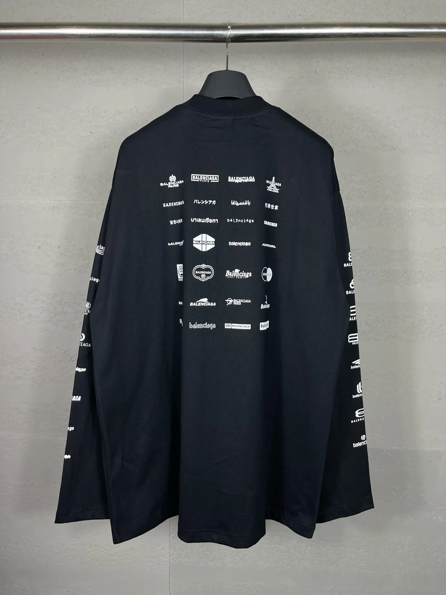 🅿️200 real photos [Top version. Official website quality] BALENCI*GA/Paris BALENCI*GA# 2024 spring and summer new style, printed with classic LOGO collection long-sleeved T-shirt. 2024 spring and summer new product. Brick cabinet synchronization. Welcome to compare. The fabric is made of Paris ZP custom-woven and dyed 100% cotton double yarn compact cotton. The weight is 260 grams, the cloth surface is clean, the cloth texture is clear, soft and comfortable. The color fastness is good. It is not easy to change color. The threads are woven and dyed with no color difference. The printing uses imported environmentally friendly rubber paddles, precision stencils, fine LOGO letters, clear letters, no burrs, and a three-dimensional effect. Restore brick cabinet. The version adopts OS loose shoulder style. Same style for men and women. Code: BL225005 Color: black, beige, pink, smoky gray, white Size: XS S M L