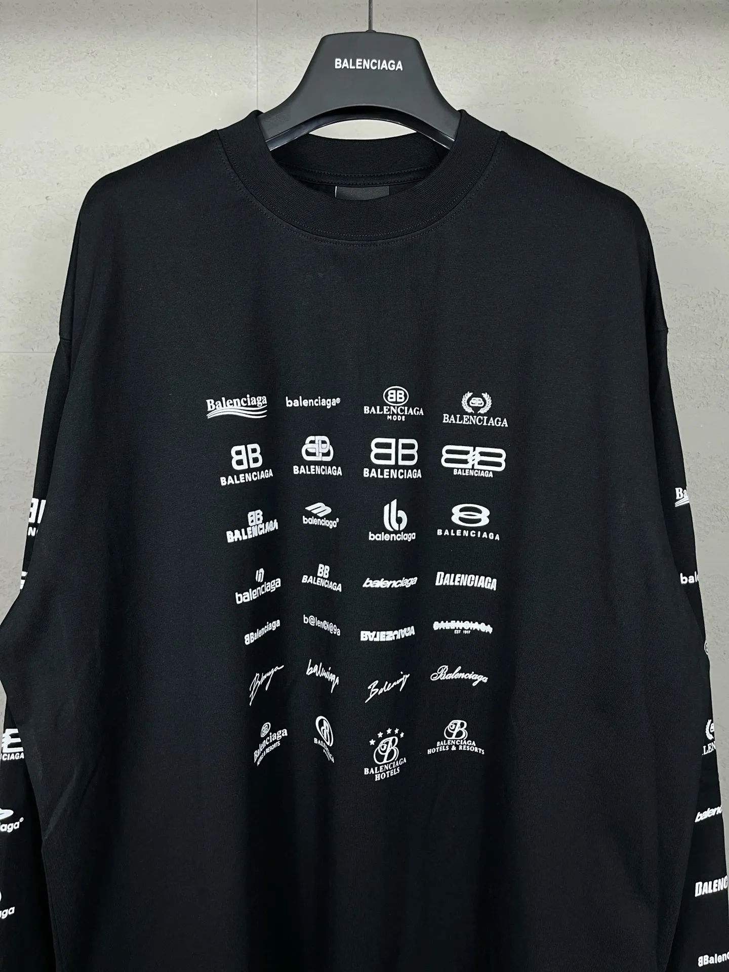 🅿️200 real photos [Top version. Official website quality] BALENCI*GA/Paris BALENCI*GA# 2024 spring and summer new style, printed with classic LOGO collection long-sleeved T-shirt. 2024 spring and summer new product. Brick cabinet synchronization. Welcome to compare. The fabric is made of Paris ZP custom-woven and dyed 100% cotton double yarn compact cotton. The weight is 260 grams, the cloth surface is clean, the cloth texture is clear, soft and comfortable. The color fastness is good. It is not easy to change color. The threads are woven and dyed with no color difference. The printing uses imported environmentally friendly rubber paddles, precision stencils, fine LOGO letters, clear letters, no burrs, and a three-dimensional effect. Restore brick cabinet. The version adopts OS loose shoulder style. Same style for men and women. Code: BL225005 Color: black, beige, pink, smoky gray, white Size: XS S M L