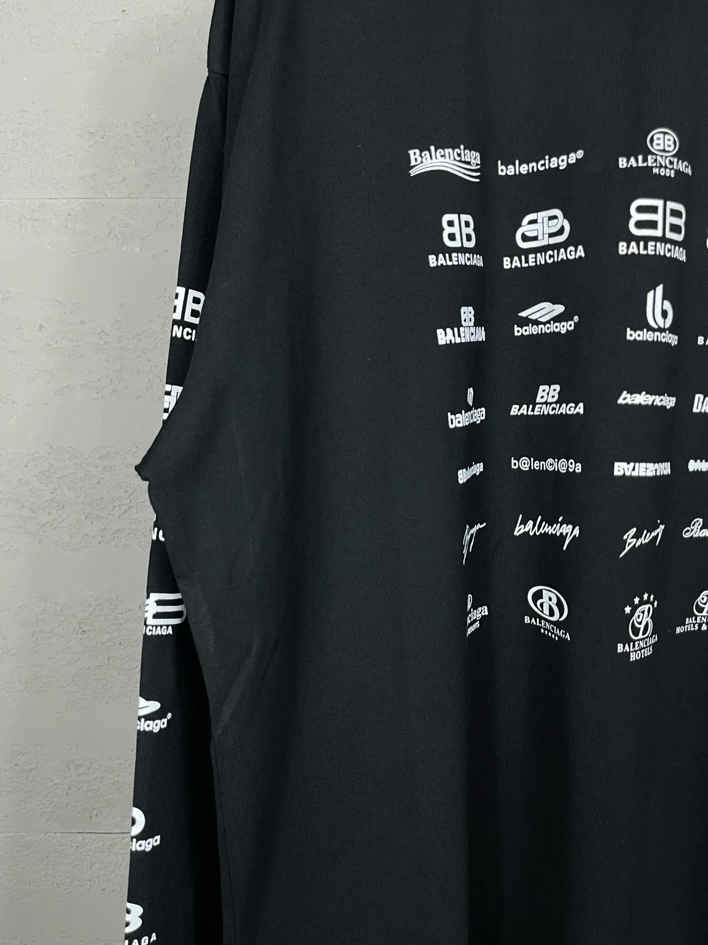 🅿️200 real photos [Top version. Official website quality] BALENCI*GA/Paris BALENCI*GA# 2024 spring and summer new style, printed with classic LOGO collection long-sleeved T-shirt. 2024 spring and summer new product. Brick cabinet synchronization. Welcome to compare. The fabric is made of Paris ZP custom-woven and dyed 100% cotton double yarn compact cotton. The weight is 260 grams, the cloth surface is clean, the cloth texture is clear, soft and comfortable. The color fastness is good. It is not easy to change color. The threads are woven and dyed with no color difference. The printing uses imported environmentally friendly rubber paddles, precision stencils, fine LOGO letters, clear letters, no burrs, and a three-dimensional effect. Restore brick cabinet. The version adopts OS loose shoulder style. Same style for men and women. Code: BL225005 Color: black, beige, pink, smoky gray, white Size: XS S M L
