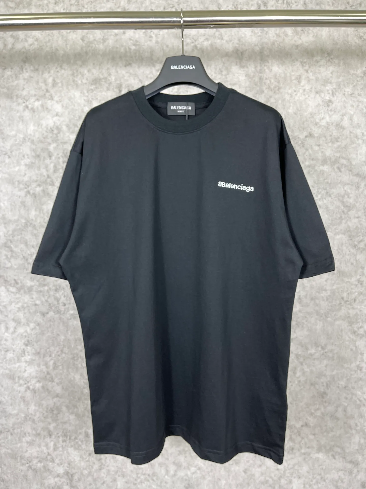 🅿️160 real photos [Top version. Official website quality] BALENCI*GA/Paris#Classic letter BB small English LOGO embroidered short-sleeved T-shirt# The fabric is made of Paris ZP custom-woven and dyed cotton double yarn. Weighing 260 grams, the cloth surface is clean. The cloth pattern is clear, soft and comfortable. The threads are dyed with no color difference. The classic pattern embroidery uses an imported embroidery machine, and the embroidery thread color is embroidered according to the original color. It is produced according to the pictures in the special market. The letters are clear. The three-dimensional effect is strong. The version adopts the OS loose shoulder version. The same style for men and women. Coding: BL223075 Color: Black. White. Khaki. Gray Size: XS to L