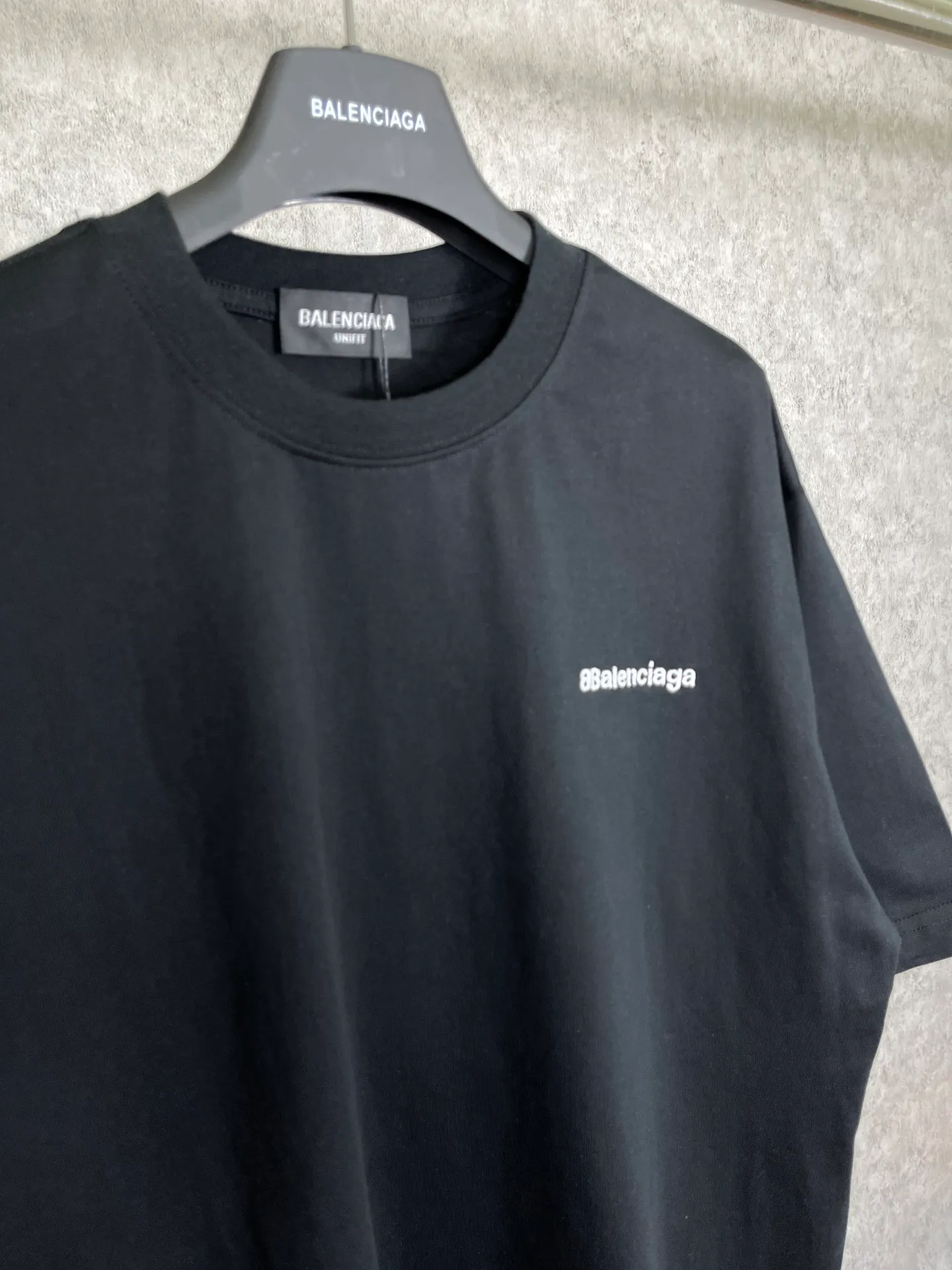 🅿️160 real photos [Top version. Official website quality] BALENCI*GA/Paris#Classic letter BB small English LOGO embroidered short-sleeved T-shirt# The fabric is made of Paris ZP custom-woven and dyed cotton double yarn. Weighing 260 grams, the cloth surface is clean. The cloth pattern is clear, soft and comfortable. The threads are dyed with no color difference. The classic pattern embroidery uses an imported embroidery machine, and the embroidery thread color is embroidered according to the original color. It is produced according to the pictures in the special market. The letters are clear. The three-dimensional effect is strong. The version adopts the OS loose shoulder version. The same style for men and women. Coding: BL223075 Color: Black. White. Khaki. Gray Size: XS to L
