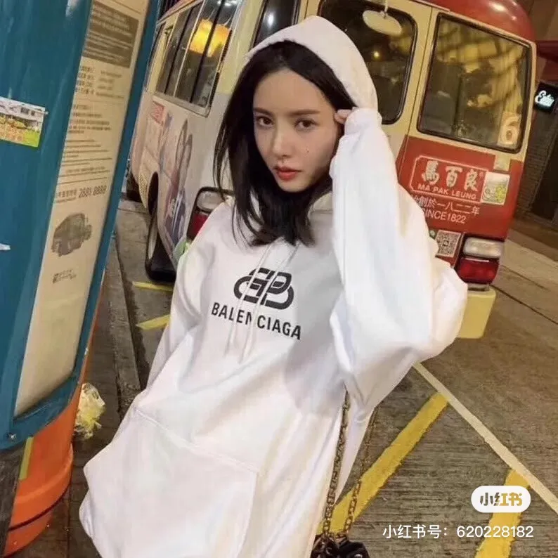 ♻️💯Upper body reference model picture❤️Top tested version BALENCIAGA haze blue lock print hooded sweatshirt [Top tested version] The only correct haze blue snowflake color on the entire network‼ ️Super white and high-end color... -Full set of 1:1 customized original accessories packaging (with logo Sydney paper + new moderator mark + washing + original hangtag) -The entire sweatshirt is made of 460 grams of pure cotton large terry, and the wet weight can reach 480 grams, full of thickness -Note ⚠️This year's Balenciaga hoodie uses embroidered phoenix eyes on the hood‼ ️Eliminating the previous hardware eyes, this is also a detail that distinguishes low-end versions on the market‼ ️The whole piece of clothing, hat rope, thread, and fabric are produced in the same vat with 0 color difference - imported elliptical machine printing is used. Each printing is neatly aligned and the overall printing has no edges. I make every piece of clothing with conscience and strive for excellence in every link. Just to sell a piece of clothing and retain a customer. Although our products are a little more expensive than others, the expensive money is kept in the clothes and is definitely not imported into my pocket.  Color: White Size: XS-L P:410