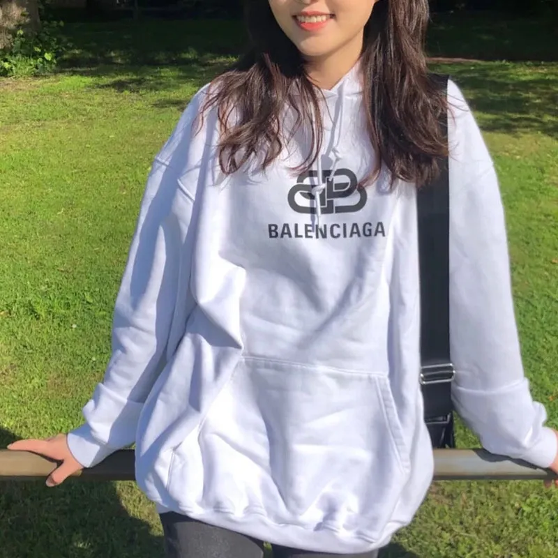 ♻️💯Upper body reference model picture❤️Top tested version BALENCIAGA haze blue lock print hooded sweatshirt [Top tested version] The only correct haze blue snowflake color on the entire network‼ ️Super white and high-end color... -Full set of 1:1 customized original accessories packaging (with logo Sydney paper + new moderator mark + washing + original hangtag) -The entire sweatshirt is made of 460 grams of pure cotton large terry, and the wet weight can reach 480 grams, full of thickness -Note ⚠️This year's Balenciaga hoodie uses embroidered phoenix eyes on the hood‼ ️Eliminating the previous hardware eyes, this is also a detail that distinguishes low-end versions on the market‼ ️The whole piece of clothing, hat rope, thread, and fabric are produced in the same vat with 0 color difference - imported elliptical machine printing is used. Each printing is neatly aligned and the overall printing has no edges. I make every piece of clothing with conscience and strive for excellence in every link. Just to sell a piece of clothing and retain a customer. Although our products are a little more expensive than others, the expensive money is kept in the clothes and is definitely not imported into my pocket.  Color: White Size: XS-L P:410
