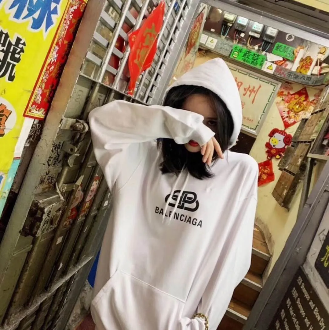 ♻️💯Upper body reference model picture❤️Top tested version BALENCIAGA haze blue lock print hooded sweatshirt [Top tested version] The only correct haze blue snowflake color on the entire network‼ ️Super white and high-end color... -Full set of 1:1 customized original accessories packaging (with logo Sydney paper + new moderator mark + washing + original hangtag) -The entire sweatshirt is made of 460 grams of pure cotton large terry, and the wet weight can reach 480 grams, full of thickness -Note ⚠️This year's Balenciaga hoodie uses embroidered phoenix eyes on the hood‼ ️Eliminating the previous hardware eyes, this is also a detail that distinguishes low-end versions on the market‼ ️The whole piece of clothing, hat rope, thread, and fabric are produced in the same vat with 0 color difference - imported elliptical machine printing is used. Each printing is neatly aligned and the overall printing has no edges. I make every piece of clothing with conscience and strive for excellence in every link. Just to sell a piece of clothing and retain a customer. Although our products are a little more expensive than others, the expensive money is kept in the clothes and is definitely not imported into my pocket.  Color: White Size: XS-L P:410