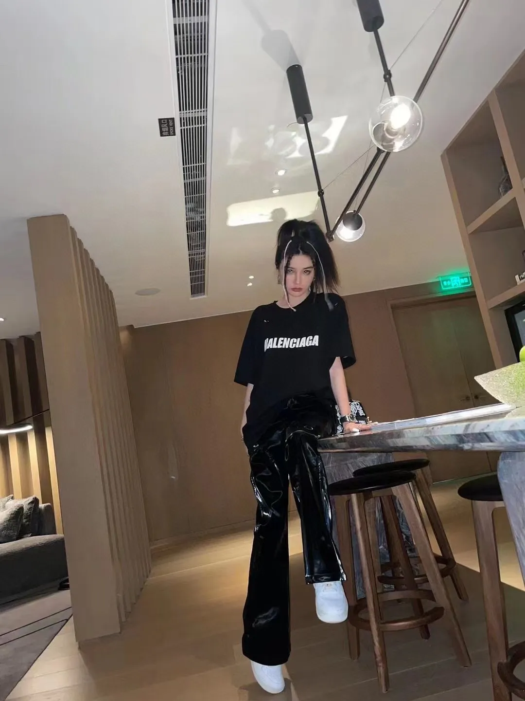 ♻️💯Refer to the model picture for the upper body❤️The top tested version Balenciaga/BALENCIAGA chest crack print logo basic hole wash burst pattern male and female couple stars the same style pure cotton short-sleeved T-shirt custom-woven and dyed fabric, guaranteed to have no color difference with the genuine product, the collar thread is also dyed in the same vat. The holes on the neckline are manually rubbed, and the holes on the chest, front and back are all laser holes to ensure that the holes will not deform or wrinkle.  Made of 280g 24-count combed tightly siro-spun plain fabric, the front panel is printed with a glue-pulling effect, and imported transparent slurry is used to scrape the bottom to make the printing cracks feel even.  Color: Gray Red Blue Black White Size: XS-L P:260