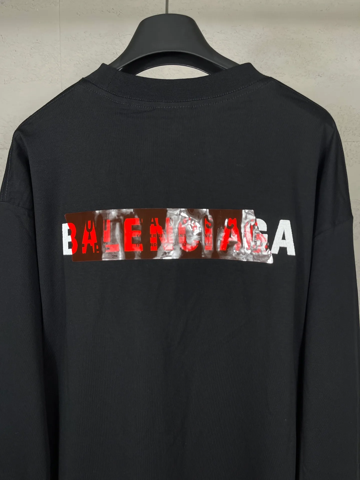 🅿️230 real photos [Top version. Official website quality] BALENCI*GA/Paris #2025 new style long-sleeved T-shirt with embroidered front and rear letter LOGO tape, full of design. Comparisons are welcome. The fabric is made of Paris ZP custom-woven and dyed cotton double yarn, weight 260 grams, clean cloth surface, clear cloth pattern, soft and comfortable. The threads are dyed with no color difference. The classic letter LOGO is embroidered with imported Tajima embroidery machine. The tape is stamped with imported transparent glue. The effect is three-dimensional. Restore the brick cabinet, adopt OS loose shoulder style. Same style for men and women. Code: BL255091 Color: Black Size: XS S M L
