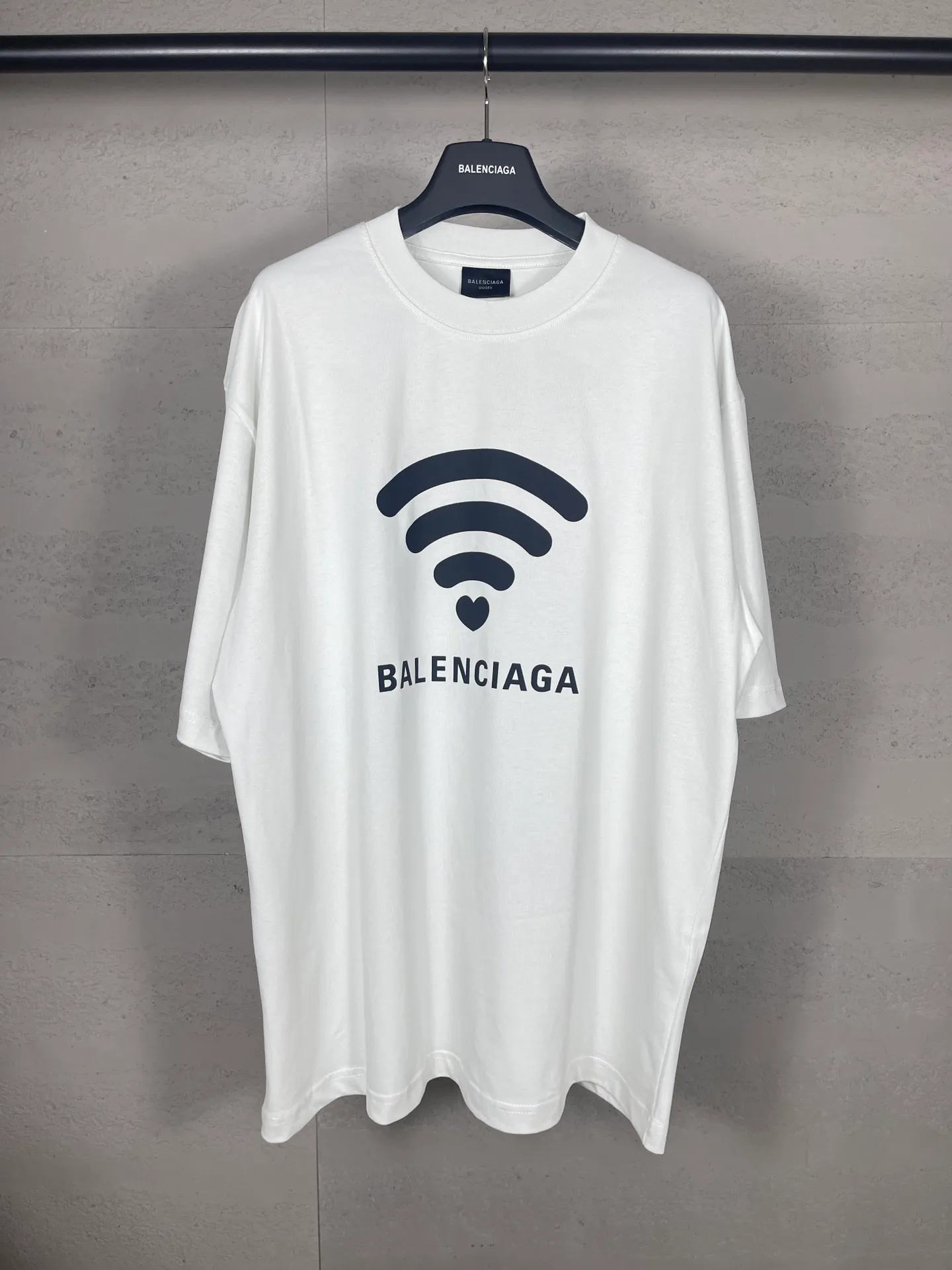 🅿️166 real photos [Top version. Official website quality] BALENCI*GA/Paris. 2024 limited edition. 520 limited WI-FI catwalk style printed short-sleeved T-shirt. Brick cabinet synchronization. Genuine product developed at the first time, happy to print and compare! The fabric is made of Paris ZP custom-woven and dyed cotton double yarn. Weighing 260 grams, the cloth surface is clean. The cloth pattern is clear, soft and comfortable. The threads are dyed with no color difference. The printing uses environmentally friendly imported materials. The letters are clear and the effect is three-dimensional. The version adopts OS loose shoulder design. Same style for men and women. Code: BL223368 Color: black. Off-white Size: XS to L