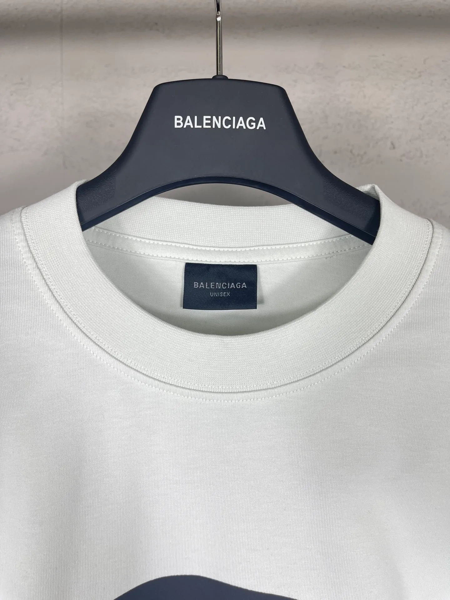 🅿️166 real photos [Top version. Official website quality] BALENCI*GA/Paris. 2024 limited edition. 520 limited WI-FI catwalk style printed short-sleeved T-shirt. Brick cabinet synchronization. Genuine product developed at the first time, happy to print and compare! The fabric is made of Paris ZP custom-woven and dyed cotton double yarn. Weighing 260 grams, the cloth surface is clean. The cloth pattern is clear, soft and comfortable. The threads are dyed with no color difference. The printing uses environmentally friendly imported materials. The letters are clear and the effect is three-dimensional. The version adopts OS loose shoulder design. Same style for men and women. Code: BL223368 Color: black. Off-white Size: XS to L