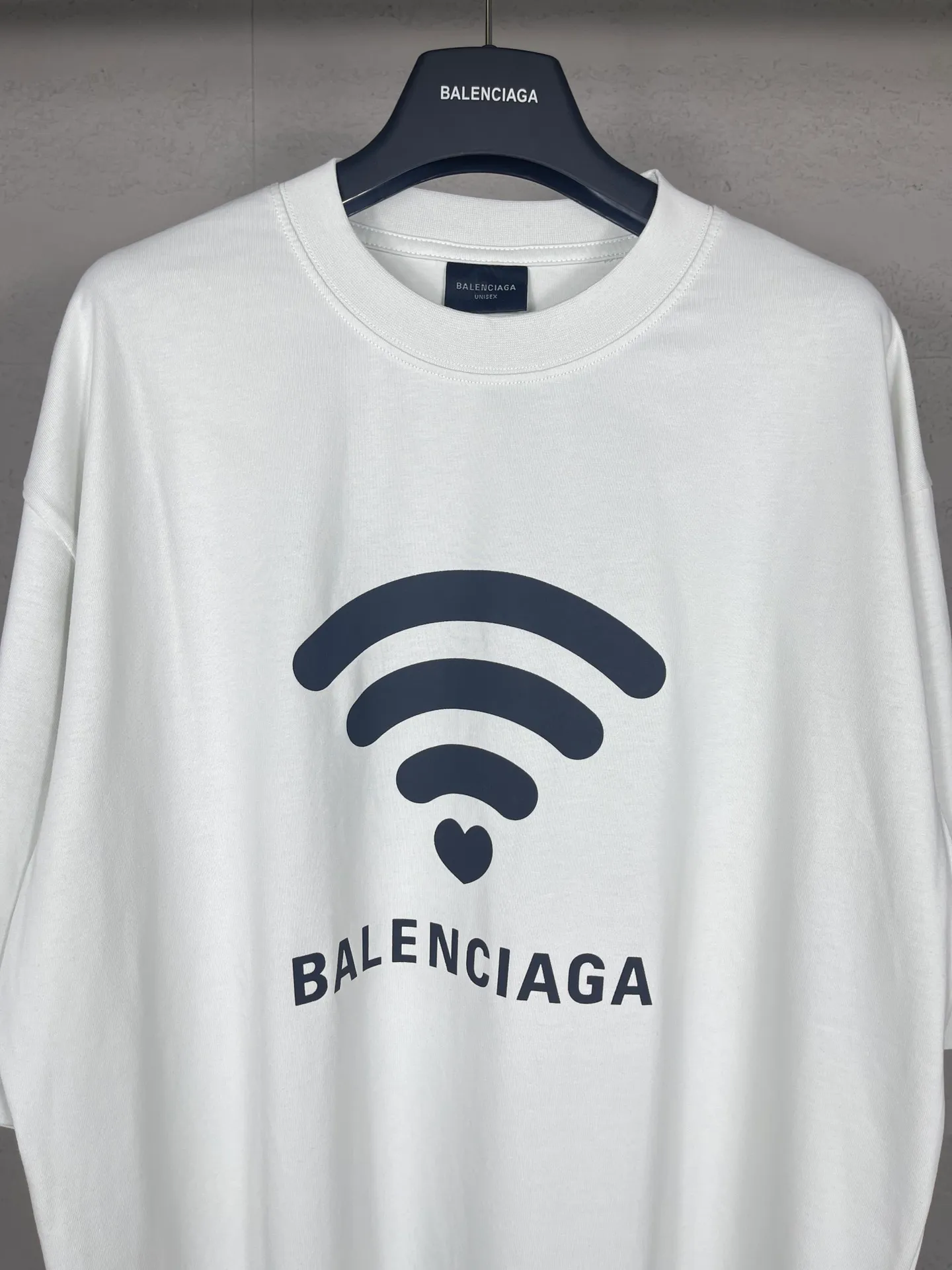 🅿️166 real photos [Top version. Official website quality] BALENCI*GA/Paris. 2024 limited edition. 520 limited WI-FI catwalk style printed short-sleeved T-shirt. Brick cabinet synchronization. Genuine product developed at the first time, happy to print and compare! The fabric is made of Paris ZP custom-woven and dyed cotton double yarn. Weighing 260 grams, the cloth surface is clean. The cloth pattern is clear, soft and comfortable. The threads are dyed with no color difference. The printing uses environmentally friendly imported materials. The letters are clear and the effect is three-dimensional. The version adopts OS loose shoulder design. Same style for men and women. Code: BL223368 Color: black. Off-white Size: XS to L