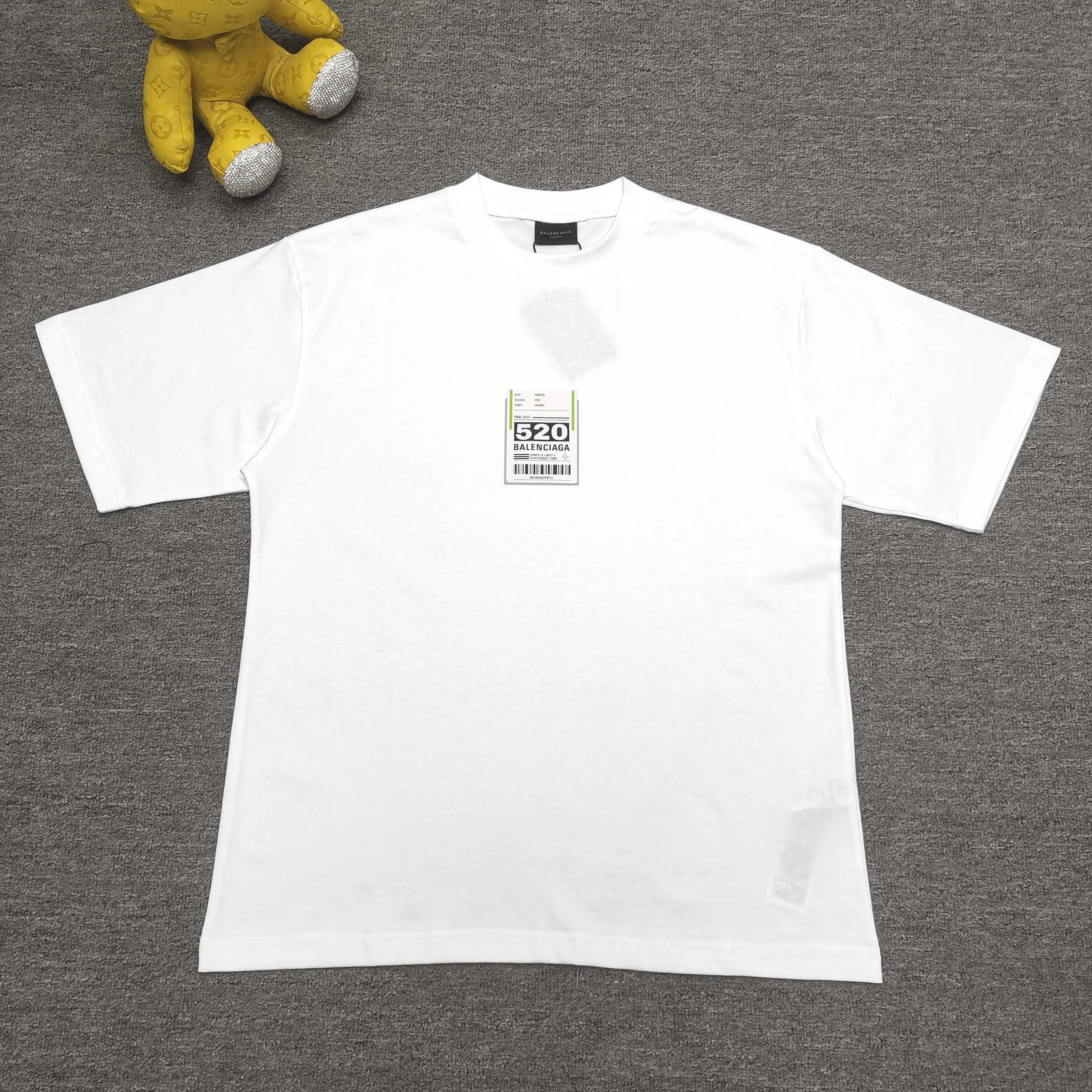 [Top version. Official website quality] BALENCI*GA/Paris. SS25 latest model, Paris.. Label 520 printed short-sleeved T-shirt. Brick cabinet synchronization. Genuine product developed at the first time, welcome to compare! The fabric is made of Paris ZP custom-woven and dyed cotton double yarn. Weighing 260 grams, the cloth surface is clean. The cloth pattern is clear, soft and comfortable. The threads are dyed with no color difference. The printing uses environmentally friendly imported rubber paddles. The letters are clear and the effect is three-dimensional. The version adopts OS loose shoulder design. Same style for men and women. Color: black, white. Size: XS S M L P240