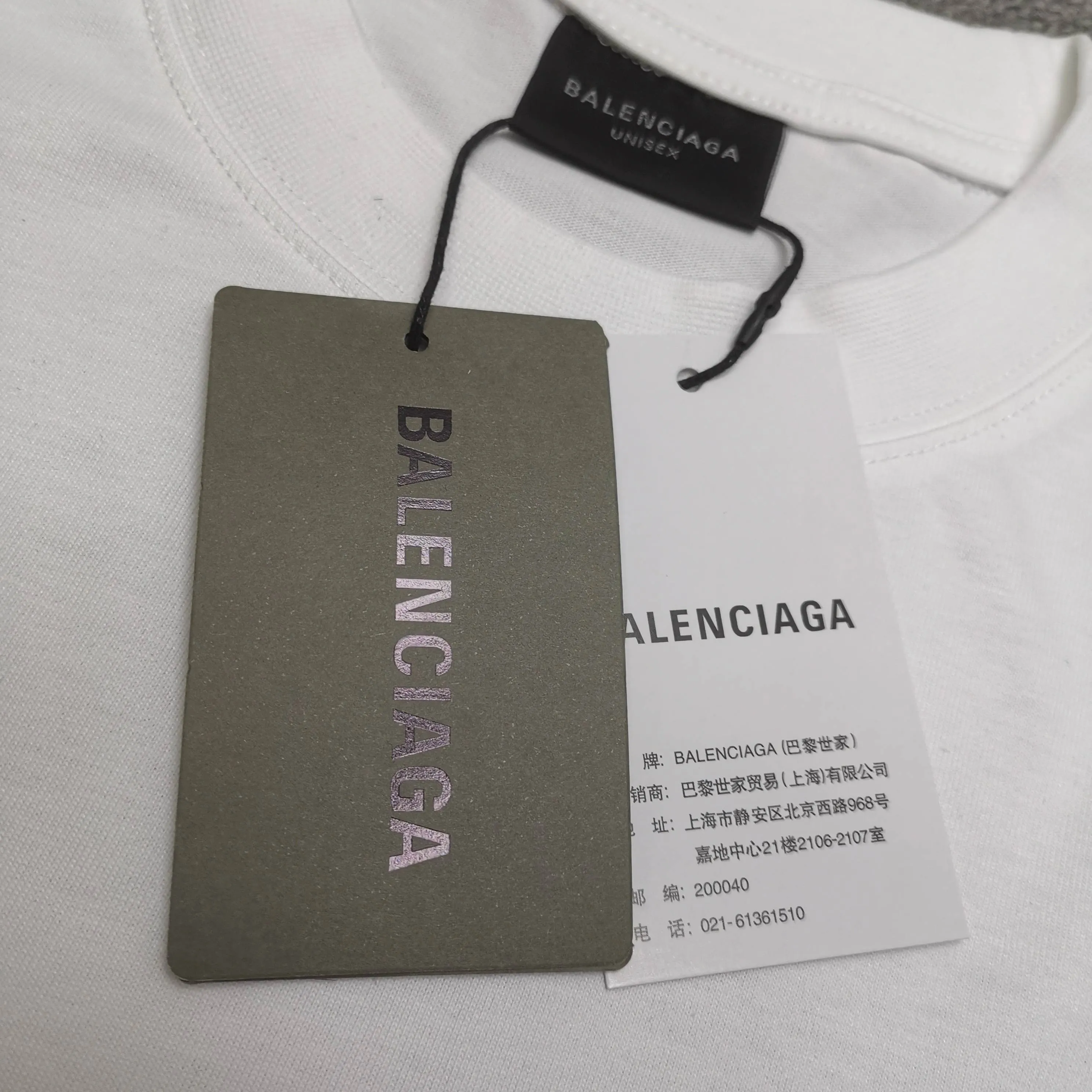 [Top version. Official website quality] BALENCI*GA/Paris. SS25 latest model, Paris.. Label 520 printed short-sleeved T-shirt. Brick cabinet synchronization. Genuine product developed at the first time, welcome to compare! The fabric is made of Paris ZP custom-woven and dyed cotton double yarn. Weighing 260 grams, the cloth surface is clean. The cloth pattern is clear, soft and comfortable. The threads are dyed with no color difference. The printing uses environmentally friendly imported rubber paddles. The letters are clear and the effect is three-dimensional. The version adopts OS loose shoulder design. Same style for men and women. Color: black, white. Size: XS S M L P240