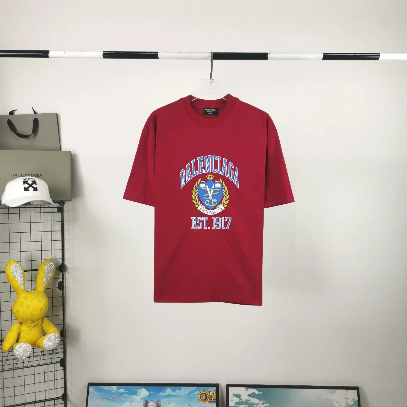 [New] The top tried and tested version of Balenciaga logo printed EST 1917 knitted T-shirt 2022 new spring and summer short-sleeved men and women couples, the process uses Kangli printing cracking effect. This crack is not a line pattern, but a three-dimensional burst pattern. How many versions on the market are based on pictures? Just make pictures, not craftsmanship? Without a version, it would be impossible to create the original flavor, and it would be almost pointless to brag! The front panel printing glue bursting effect uses imported transparent slurry to scrape the bottom to make the printing bursting feel uniform. (PS: If this process is missing, the printing will easily fall off in large areas after cracking) The fabric is made of 24S 260g pure cotton double yarn fabric, which is full of drape, sweat-absorbent and breathable. Color: Black White Size: XS-L P:250