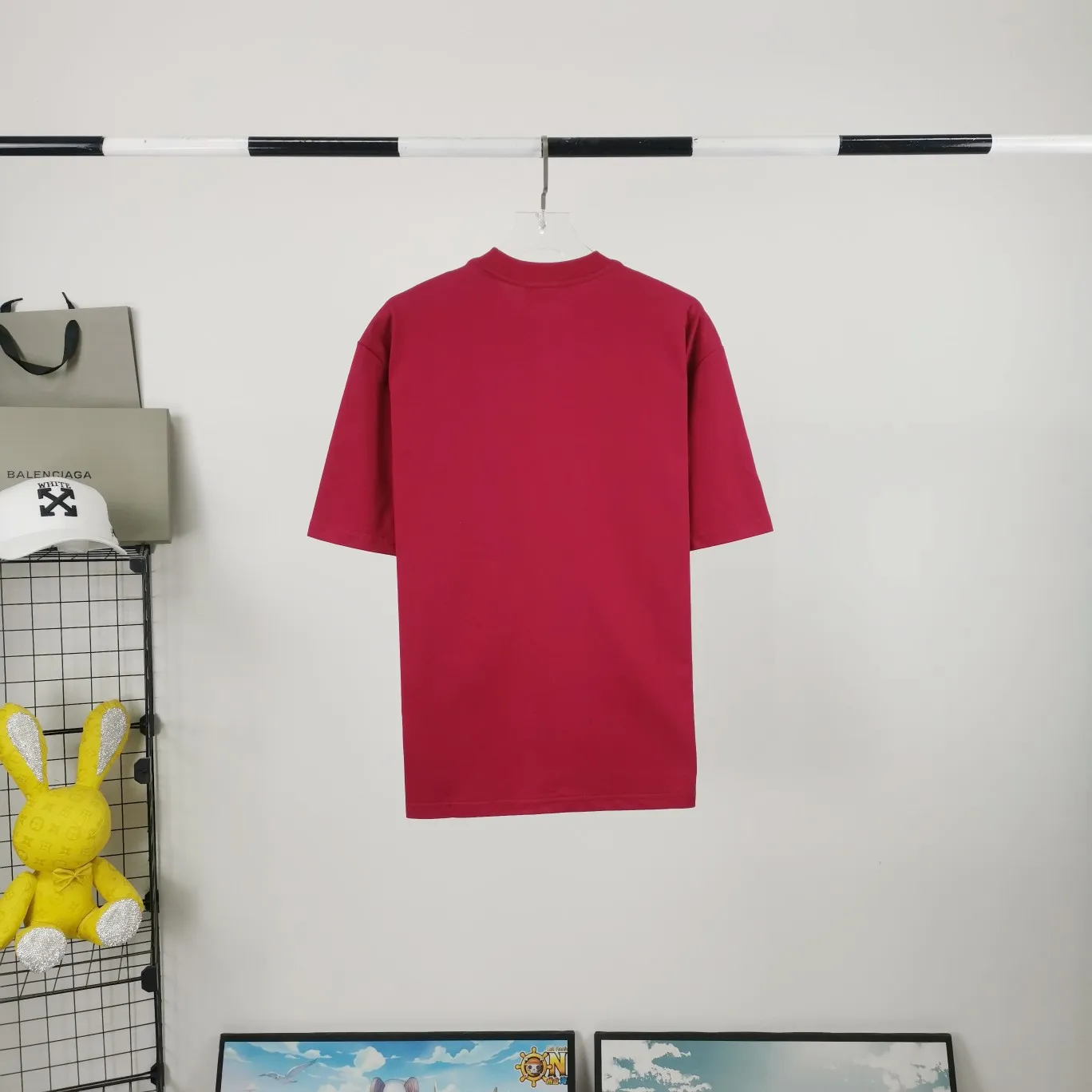 [New] The top tried and tested version of Balenciaga logo printed EST 1917 knitted T-shirt 2022 new spring and summer short-sleeved men and women couples, the process uses Kangli printing cracking effect. This crack is not a line pattern, but a three-dimensional burst pattern. How many versions on the market are based on pictures? Just make pictures, not craftsmanship? Without a version, it would be impossible to create the original flavor, and it would be almost pointless to brag! The front panel printing glue bursting effect uses imported transparent slurry to scrape the bottom to make the printing bursting feel uniform. (PS: If this process is missing, the printing will easily fall off in large areas after cracking) The fabric is made of 24S 260g pure cotton double yarn fabric, which is full of drape, sweat-absorbent and breathable. Color: Black White Size: XS-L P:250