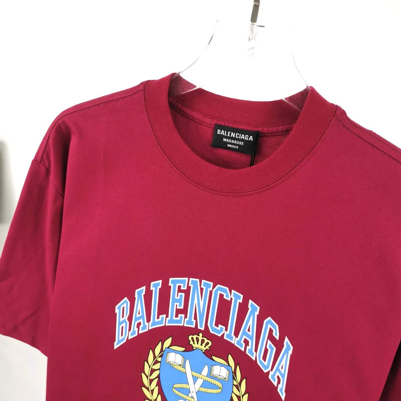 [New] The top tried and tested version of Balenciaga logo printed EST 1917 knitted T-shirt 2022 new spring and summer short-sleeved men and women couples, the process uses Kangli printing cracking effect. This crack is not a line pattern, but a three-dimensional burst pattern. How many versions on the market are based on pictures? Just make pictures, not craftsmanship? Without a version, it would be impossible to create the original flavor, and it would be almost pointless to brag! The front panel printing glue bursting effect uses imported transparent slurry to scrape the bottom to make the printing bursting feel uniform. (PS: If this process is missing, the printing will easily fall off in large areas after cracking) The fabric is made of 24S 260g pure cotton double yarn fabric, which is full of drape, sweat-absorbent and breathable. Color: Black White Size: XS-L P:250