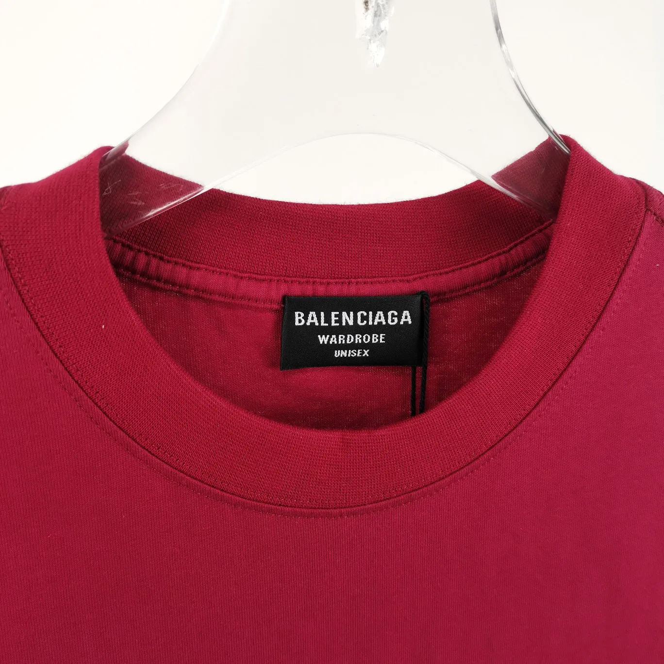 [New] The top tried and tested version of Balenciaga logo printed EST 1917 knitted T-shirt 2022 new spring and summer short-sleeved men and women couples, the process uses Kangli printing cracking effect. This crack is not a line pattern, but a three-dimensional burst pattern. How many versions on the market are based on pictures? Just make pictures, not craftsmanship? Without a version, it would be impossible to create the original flavor, and it would be almost pointless to brag! The front panel printing glue bursting effect uses imported transparent slurry to scrape the bottom to make the printing bursting feel uniform. (PS: If this process is missing, the printing will easily fall off in large areas after cracking) The fabric is made of 24S 260g pure cotton double yarn fabric, which is full of drape, sweat-absorbent and breathable. Color: Black White Size: XS-L P:250