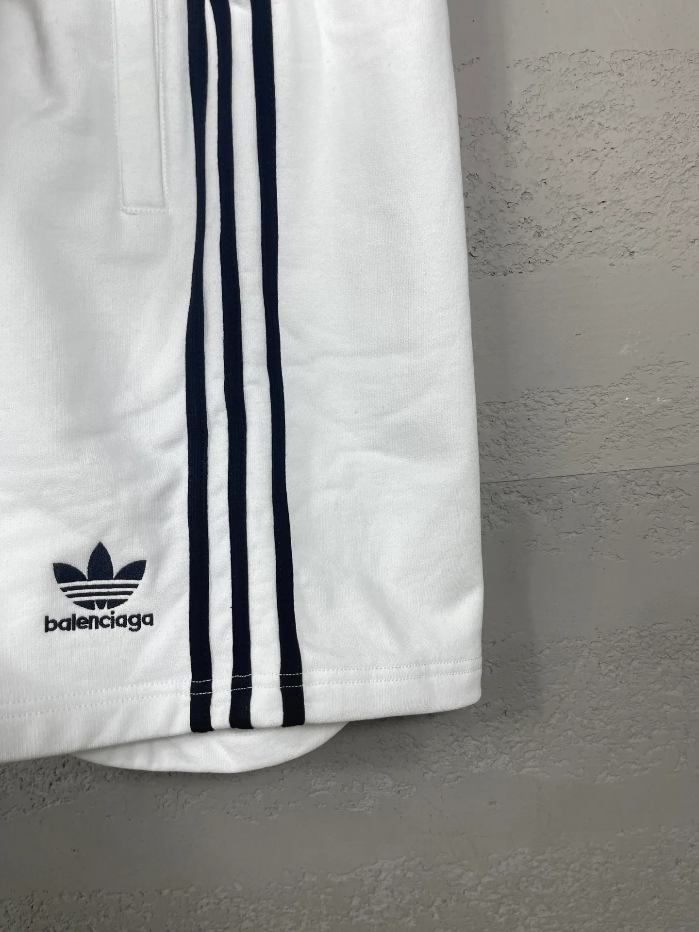🅿️240 real shots [Top version. Official website quality] BALENCI*GA/Paris. 2025 new model. Paris co-branded adidas clover embroidered side seams. Invisible zipper shorts at the pocket. Brick cabinet synchronization. Genuine product developed at the first time, please print and compare! The fabric is made of Paris ZP custom-woven and dyed 100% cotton terry sweatshirt. The weight is 460 grams. The cloth surface is clean. The cloth pattern is clear and the hand feels soft and comfortable. The embroidery uses an imported Tajima embroidery machine. The letters are clear and the effect is three-dimensional. The version adopts a loose version. Same style for men and women. Code: BL257029 Color: black, white Size: XS S M L