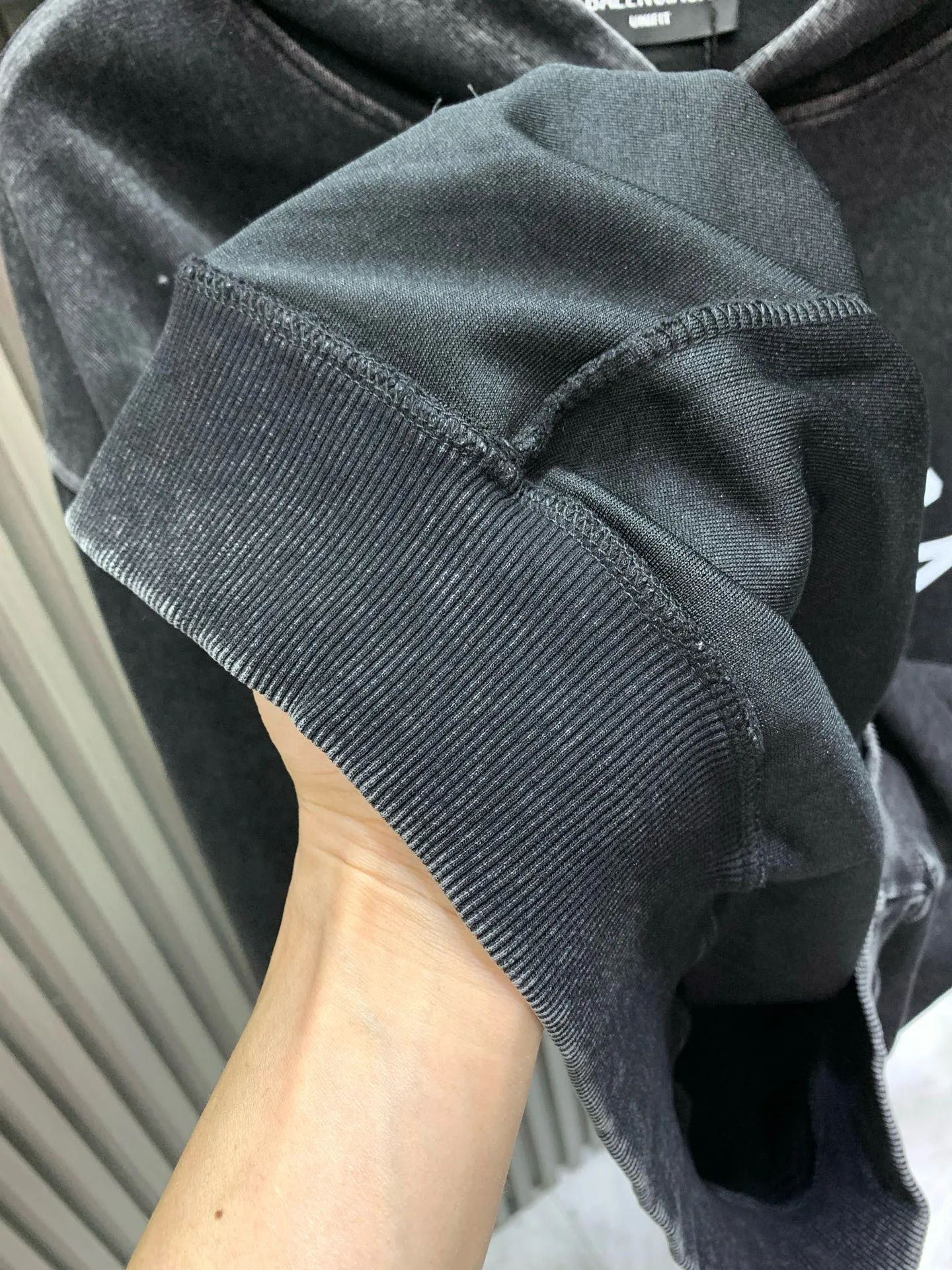 🅿️310 🀄️ Balenciaga Exclusive version of distressed washed hooded sweatshirt Spring and autumn top version BALENCIAGA Paris designer 2025 Crown Wheat 1917 letter cracked print Male and female couple star same style hooded sweatshirt 100% cotton Huge cost single product In terms of fabric alone 400 grams of pure cotton combed terry fabric In addition, the fabric needs to be shrunk in advance and then fried and distressed. This is enough to drink a pot. The printing uses Kornit digital direct injection cracking processing because it is primed, so there is no need to worry about the printing falling off when it bursts. A full set of customized excipients with consistent coding