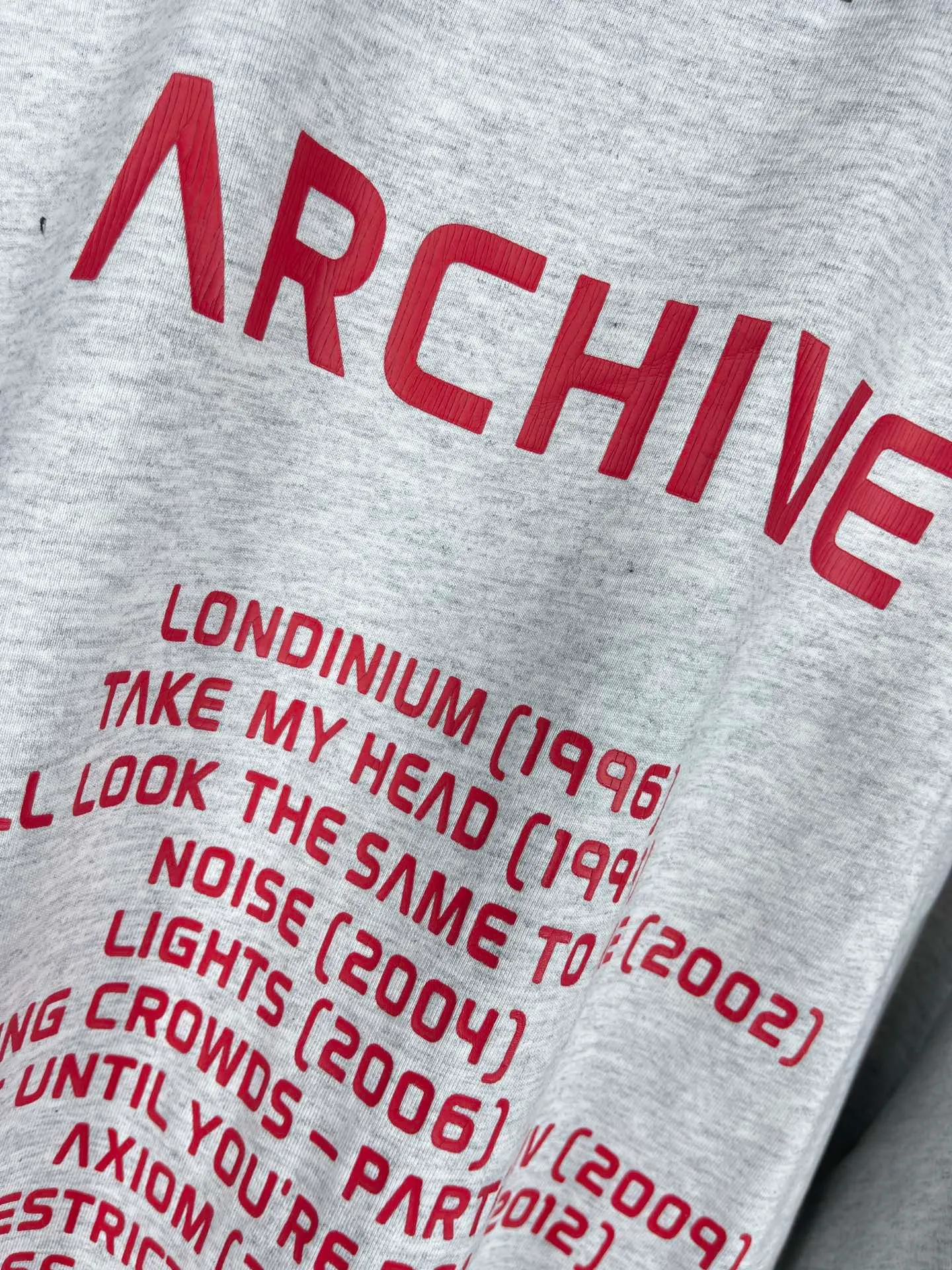 🅿️200 real photos [Top version. Official website quality] BALENCI*GA/Paris. 2024 latest global limited edition. BALENCIAGA joins forces with Archive to create a short-sleeved T-shirt. Crack printed washed distressed T-shirt. Overweight craftsmanship, brick cabinet synchronization. ⚠️Distinguish the market currency, genuine research and development, worn. The hand painting is consistent with ZP, and the printing uses imported cracked environmentally friendly glue. The garments are washed, worn and worn. The whole piece is designed with heavy craftsmanship. Comparisons welcome. The version adopts OS loose shoulder design. Same style for men and women. Code: BL223308 Color: black, gray and white. Size: XS to L