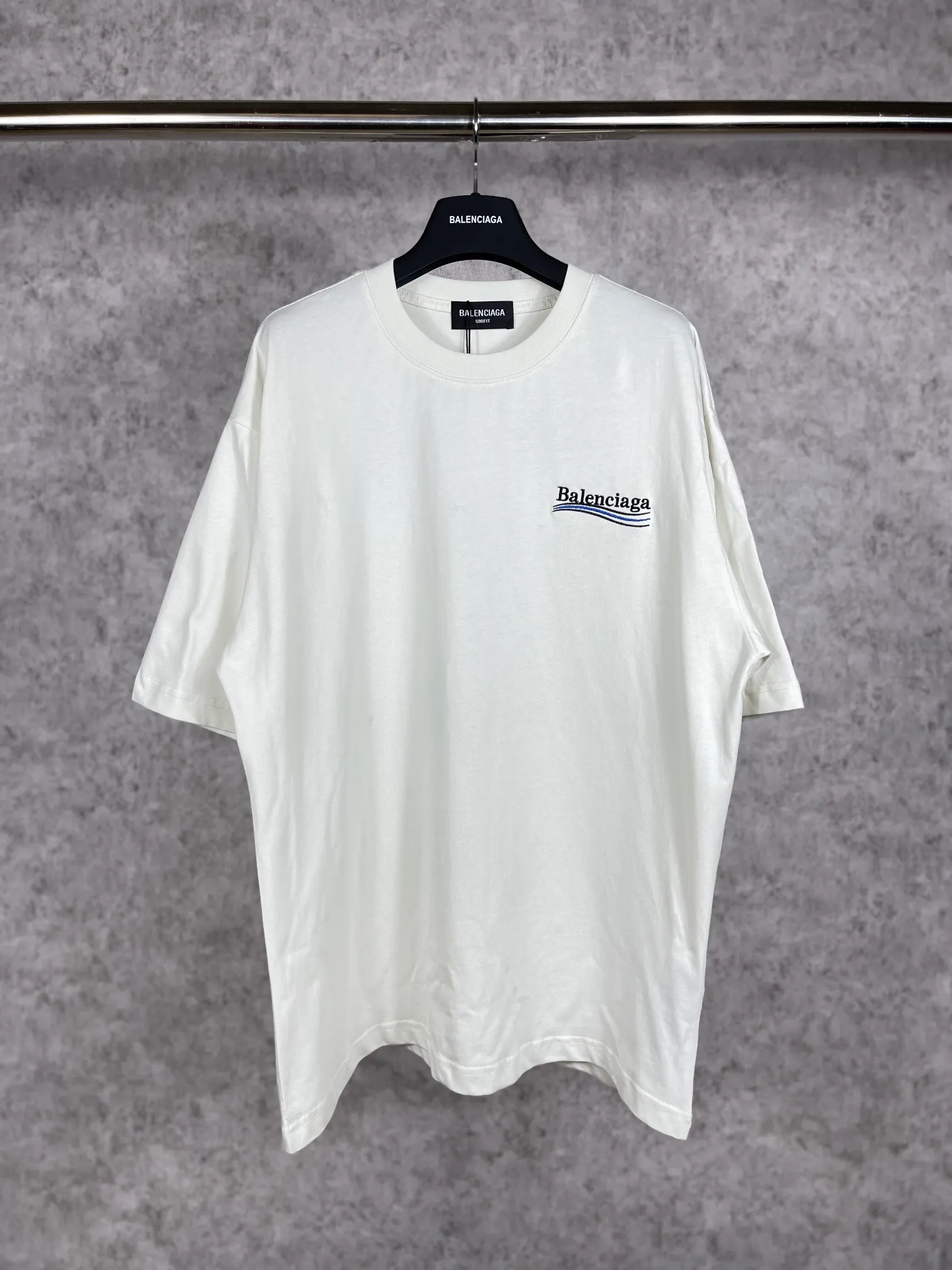 🅿️166 Real photos [Top version. Official website quality] BALENCI*GA/Paris#Classic.Coke embroidered short-sleeved T-shirt# The fabric is made of Paris ZP custom-woven and dyed cotton double yarn. Weighing 260 grams, the cloth surface is clean. The cloth pattern is clear, soft and comfortable. The threads are dyed with no color difference. The classic pattern embroidery uses an imported embroidery machine, and the embroidery thread color is embroidered according to the original color. It is produced according to the pictures in the special market. The letters are clear. The three-dimensional effect is strong. The version adopts the OS loose shoulder version. The same style for men and women. Coding: BL223028 Color: black. White. Dark gray. Brown. Light green. Purple. Off-white. Size: XS S M L