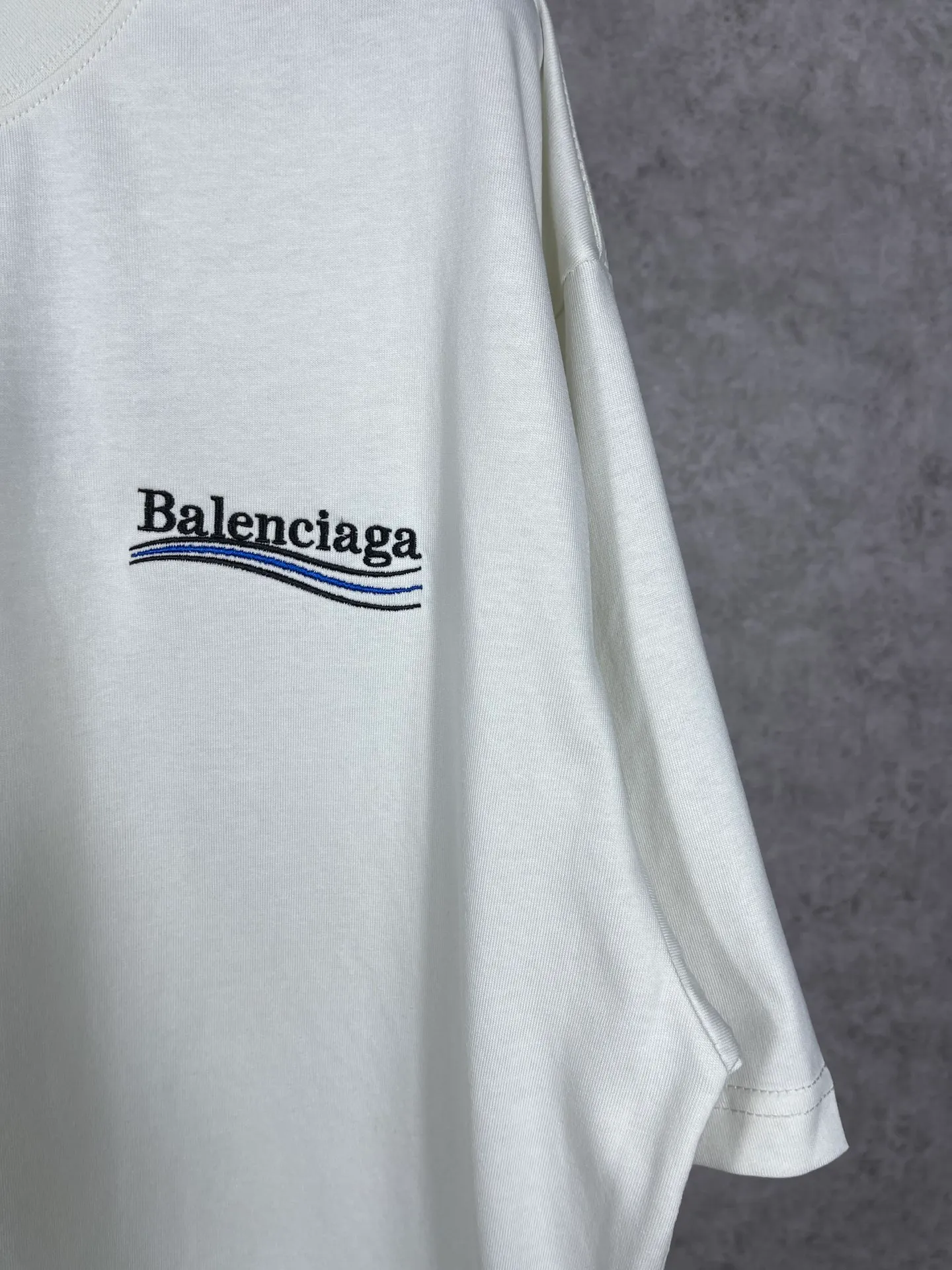 🅿️166 Real photos [Top version. Official website quality] BALENCI*GA/Paris#Classic.Coke embroidered short-sleeved T-shirt# The fabric is made of Paris ZP custom-woven and dyed cotton double yarn. Weighing 260 grams, the cloth surface is clean. The cloth pattern is clear, soft and comfortable. The threads are dyed with no color difference. The classic pattern embroidery uses an imported embroidery machine, and the embroidery thread color is embroidered according to the original color. It is produced according to the pictures in the special market. The letters are clear. The three-dimensional effect is strong. The version adopts the OS loose shoulder version. The same style for men and women. Coding: BL223028 Color: black. White. Dark gray. Brown. Light green. Purple. Off-white. Size: XS S M L