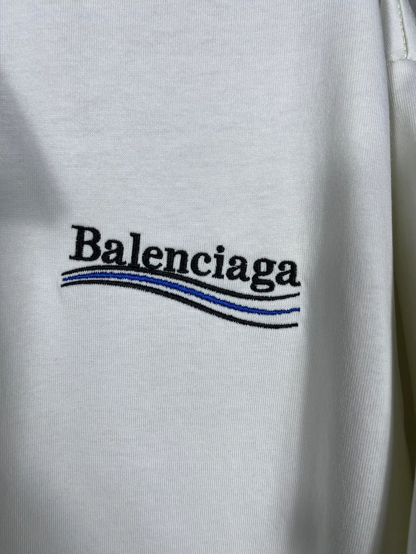 🅿️166 Real photos [Top version. Official website quality] BALENCI*GA/Paris#Classic.Coke embroidered short-sleeved T-shirt# The fabric is made of Paris ZP custom-woven and dyed cotton double yarn. Weighing 260 grams, the cloth surface is clean. The cloth pattern is clear, soft and comfortable. The threads are dyed with no color difference. The classic pattern embroidery uses an imported embroidery machine, and the embroidery thread color is embroidered according to the original color. It is produced according to the pictures in the special market. The letters are clear. The three-dimensional effect is strong. The version adopts the OS loose shoulder version. The same style for men and women. Coding: BL223028 Color: black. White. Dark gray. Brown. Light green. Purple. Off-white. Size: XS S M L