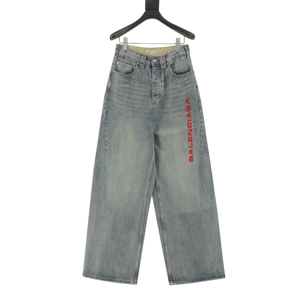 🅿️640 BALENCIAGA BLCG denim trousers with side letter embroidery. Customized cotton denim with fine vertical bamboo pattern and dark horizontal bamboo rhyme. The process of frying snowballs and frying salt makes it further fade and oxidize. Fried sand hand-wiping technology is used to cause natural fading and wear on the surface of the denim material. Then special tools are used to physically damage the surface of the jeans. The wrinkle-wiping and whiskering technology is combined with the gun-painting cat whiskering technology. Manual rubbing is carried out in specific areas first to achieve a natural look. For the wrinkle effect, specific tools are used to draw the texture of a cat's whisker shape. The broken edge hanging technology is used to remove the fiber hairiness and color difference through the combination of high-temperature steam and frosted paper, so that the jeans show a unique hole and wear effect. Customized accessories and loose fit. Size：XS-L