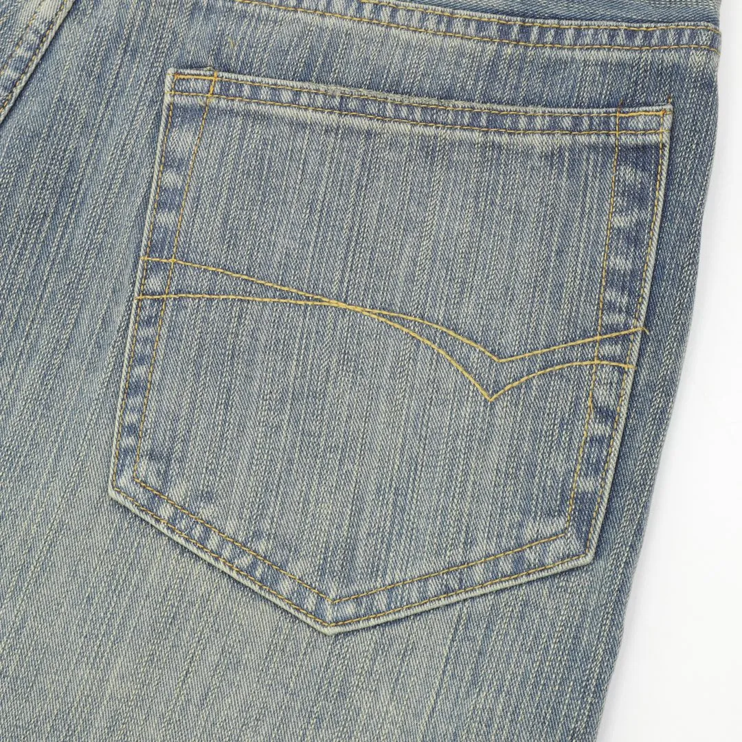 🅿️640 BALENCIAGA BLCG denim trousers with side letter embroidery. Customized cotton denim with fine vertical bamboo pattern and dark horizontal bamboo rhyme. The process of frying snowballs and frying salt makes it further fade and oxidize. Fried sand hand-wiping technology is used to cause natural fading and wear on the surface of the denim material. Then special tools are used to physically damage the surface of the jeans. The wrinkle-wiping and whiskering technology is combined with the gun-painting cat whiskering technology. Manual rubbing is carried out in specific areas first to achieve a natural look. For the wrinkle effect, specific tools are used to draw the texture of a cat's whisker shape. The broken edge hanging technology is used to remove the fiber hairiness and color difference through the combination of high-temperature steam and frosted paper, so that the jeans show a unique hole and wear effect. Customized accessories and loose fit. Size：XS-L