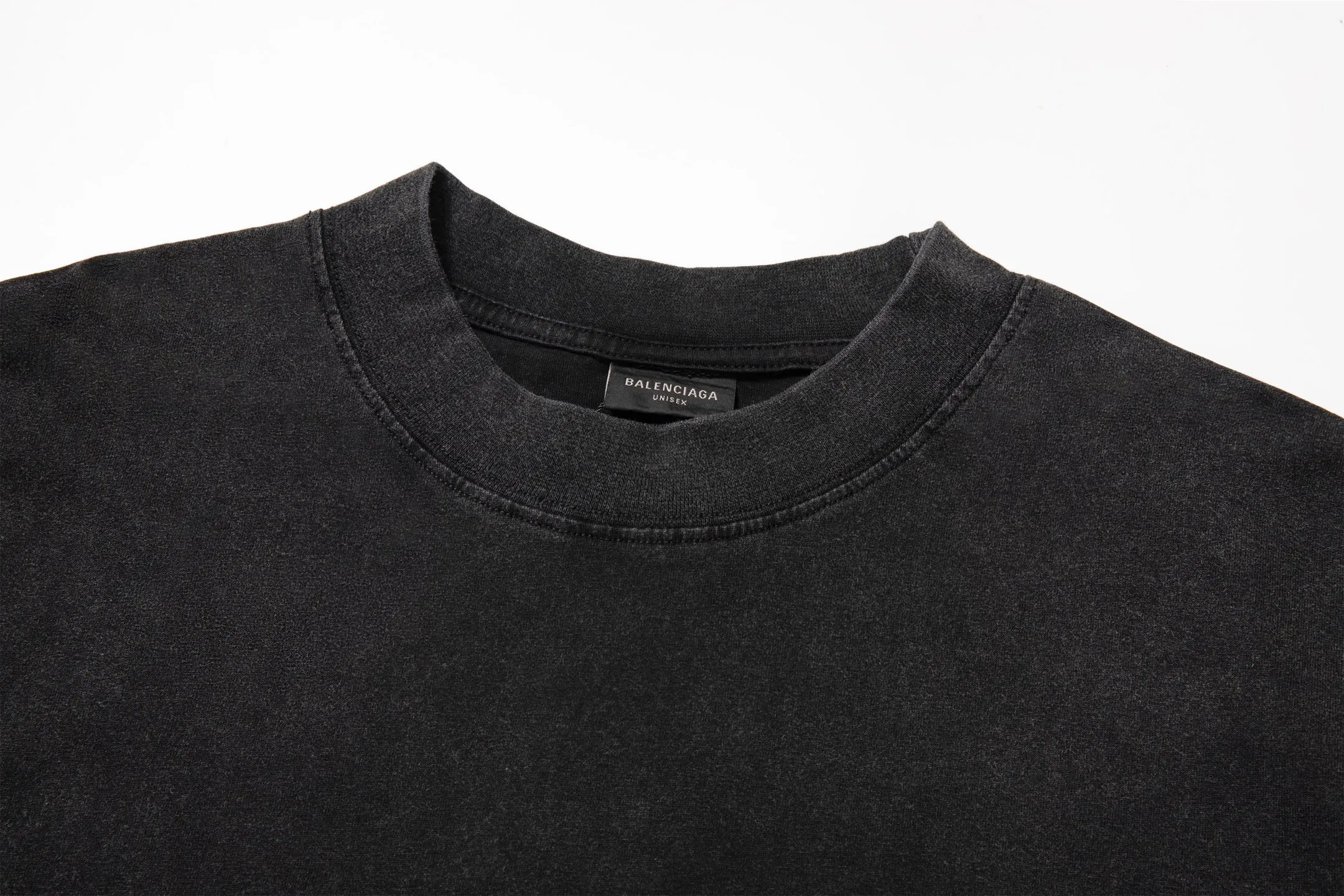 🅿️170 9211# Detailed picture Top version [[BALENCIA*GA] official website quality Paris new fuzzy double BB printed LOGO printed short-sleeved T-shirt on the chest OS version Loose dropped shoulders Same style for men and women Fabric: 260g 100% cotton double yarn Process: front printing Garment wash Distressed solid color Color: washed black Size: XS S M L