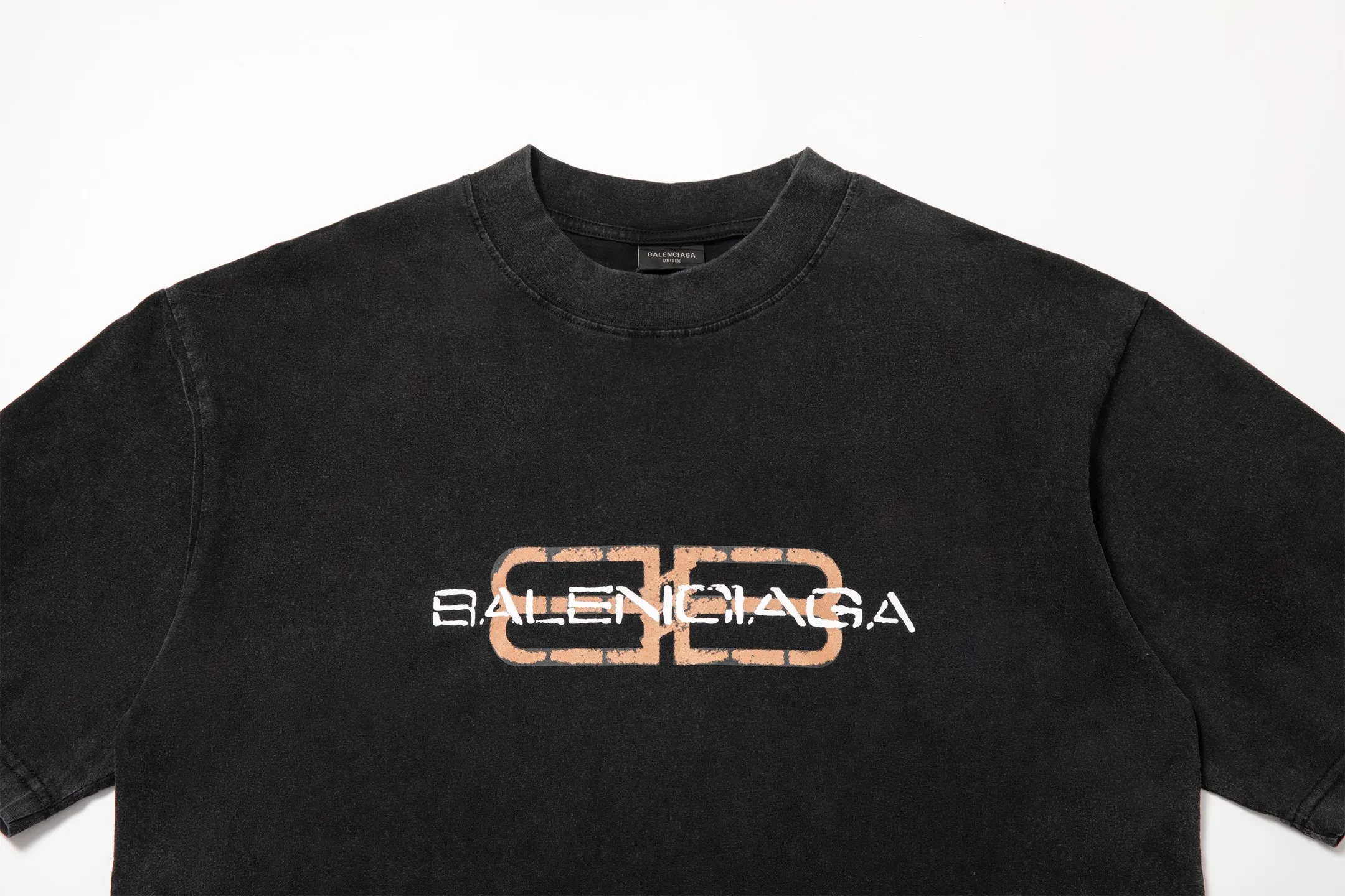 🅿️170 9211# Detailed picture Top version [[BALENCIA*GA] official website quality Paris new fuzzy double BB printed LOGO printed short-sleeved T-shirt on the chest OS version Loose dropped shoulders Same style for men and women Fabric: 260g 100% cotton double yarn Process: front printing Garment wash Distressed solid color Color: washed black Size: XS S M L