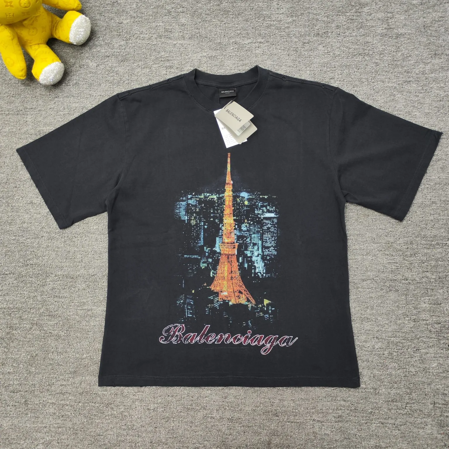 Top version - BALENCIAGA - Tokyo Ginza limited edition short-sleeved T-shirt. The original developed custom-woven fabric process is washed and processed. The fabric with a high weight of 280 grams is full of texture. The cloth is clean, soft and comfortable. Solona thread dyeing has no color difference. Kornit direct-injection front is decorated with ginzatokyo art prints. The printed pattern is presented with cracks and fading effects, and washed to make old holes. The crackle Kangli printing process is a unique printing technology. Through the steps of design pattern, fabric selection, printing equipment, printing process, drying and shaping, quality inspection and packaging and storage, digital printing with crackle effect is produced. os dropped shoulder loose version. Same style for men and women. Color: active white black. Size: XS-L P:280